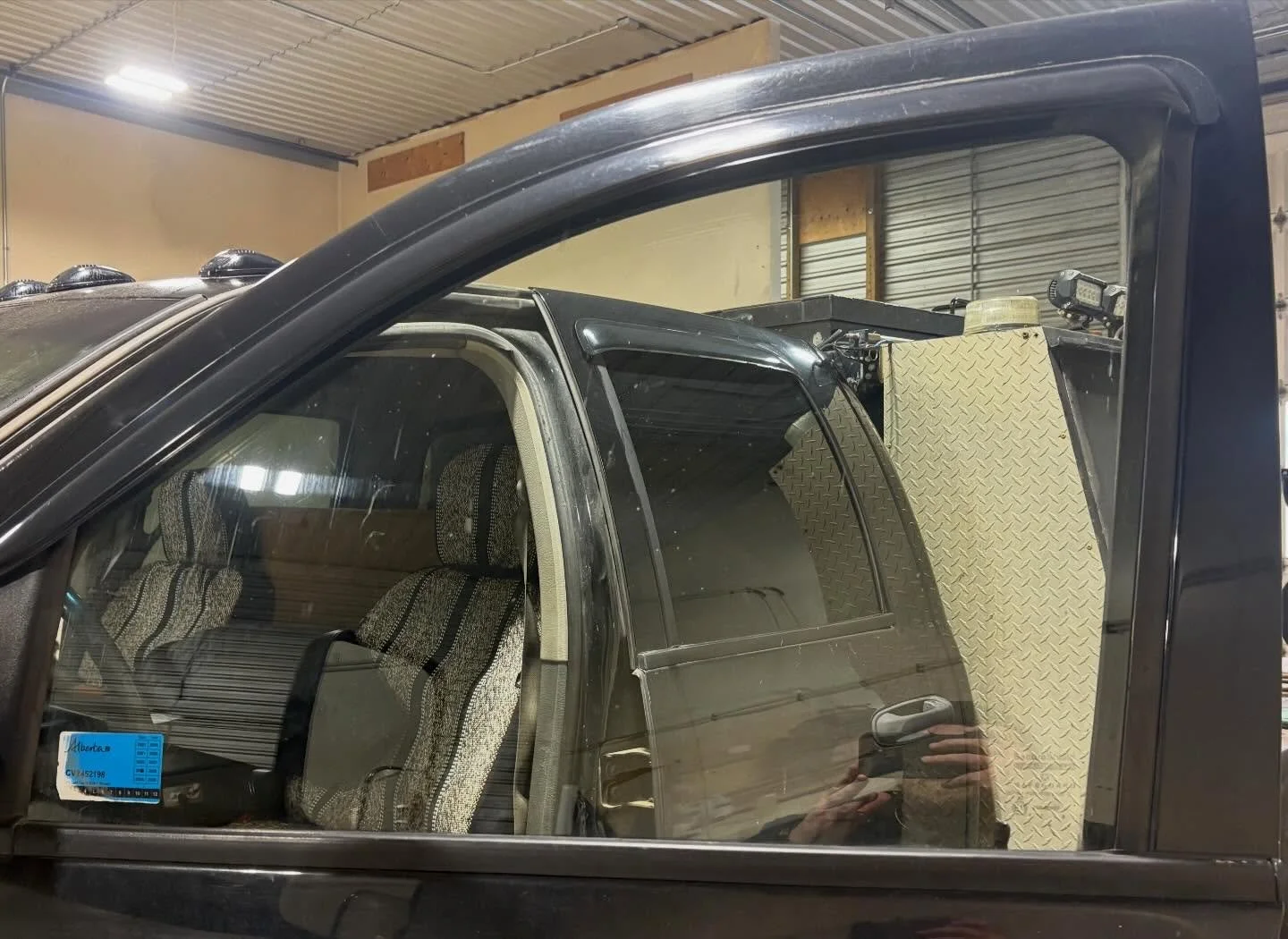 Same truck. Same lighting. Big difference. 😮&zwj;💨
Tint makes it look cleaner, keeps the sun off you, and adds instant privacy.
Want yours done? DM me your year/make/model and I&rsquo;ll book you in.