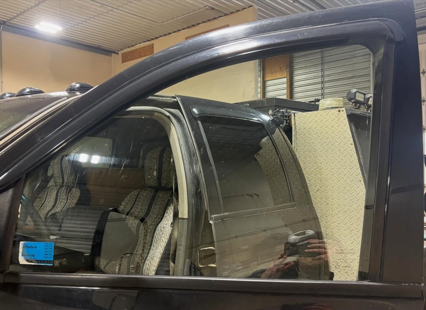 Same truck. Same lighting. Big difference. 😮&zwj;💨
Tint makes it look cleaner, keeps the sun off you, and adds instant privacy.
Want yours done? DM me your year/make/model and I&rsquo;ll book you in.