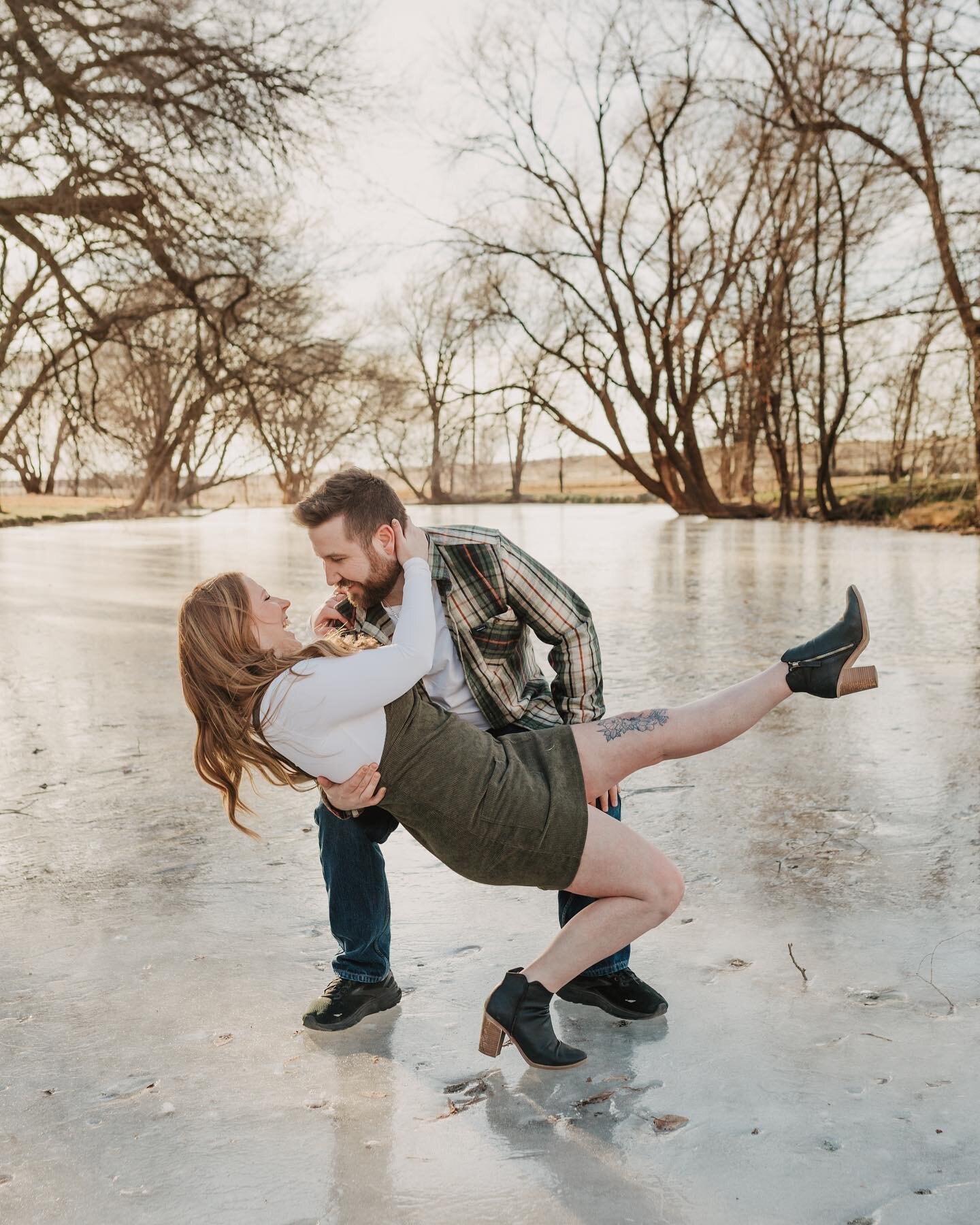 HANNAH AND WES 🤩

Whoaaaaa I loved this session so so much. We kept kidding about going out and walking on the frozen lake out at Spirit Ranch and being like omg noooo so dangerous&hellip;..unless 👀

So I tested a toe on it, then a foot, and there 