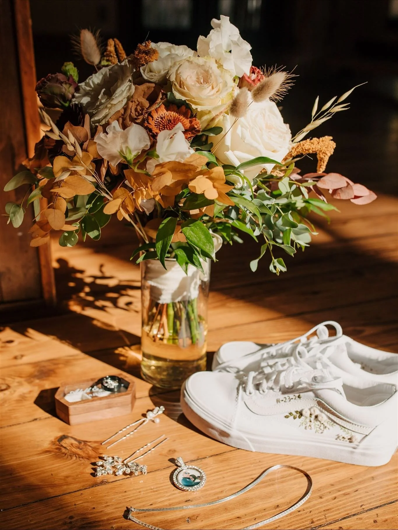 Anyone else feeling like fall gets shorter and shorter each year?!

I&rsquo;m the biggest Christmas lover I know but I still like to pause and enjoy the changing colors, falling leaves, and warm apple cider autumn brings 🍎🍂

November is one of my f