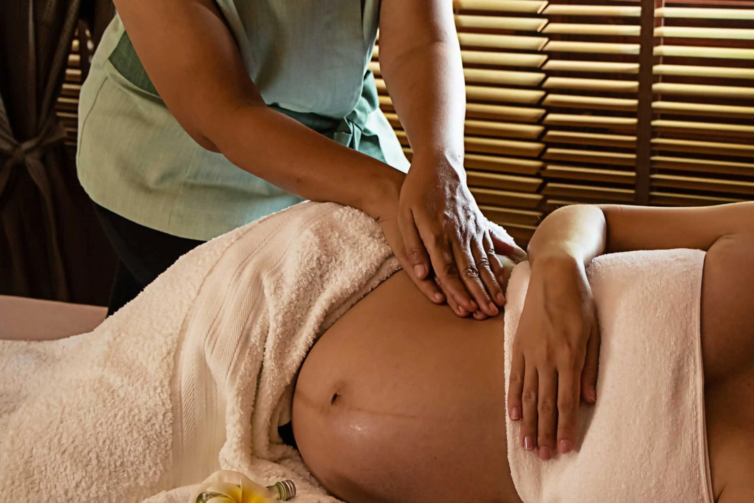 Qu’est-ce qu’un massage prénatal et pourquoi les futurs parents de Griffintown le choisissent