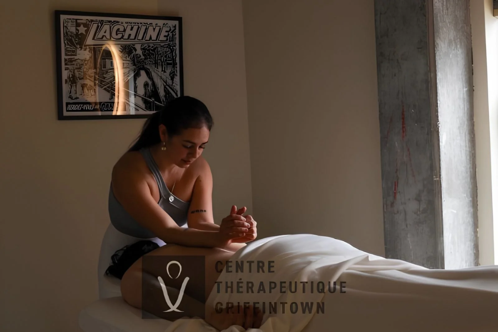 Massothérapeute en séance au Centre Thérapeutique Griffintown, Montréal