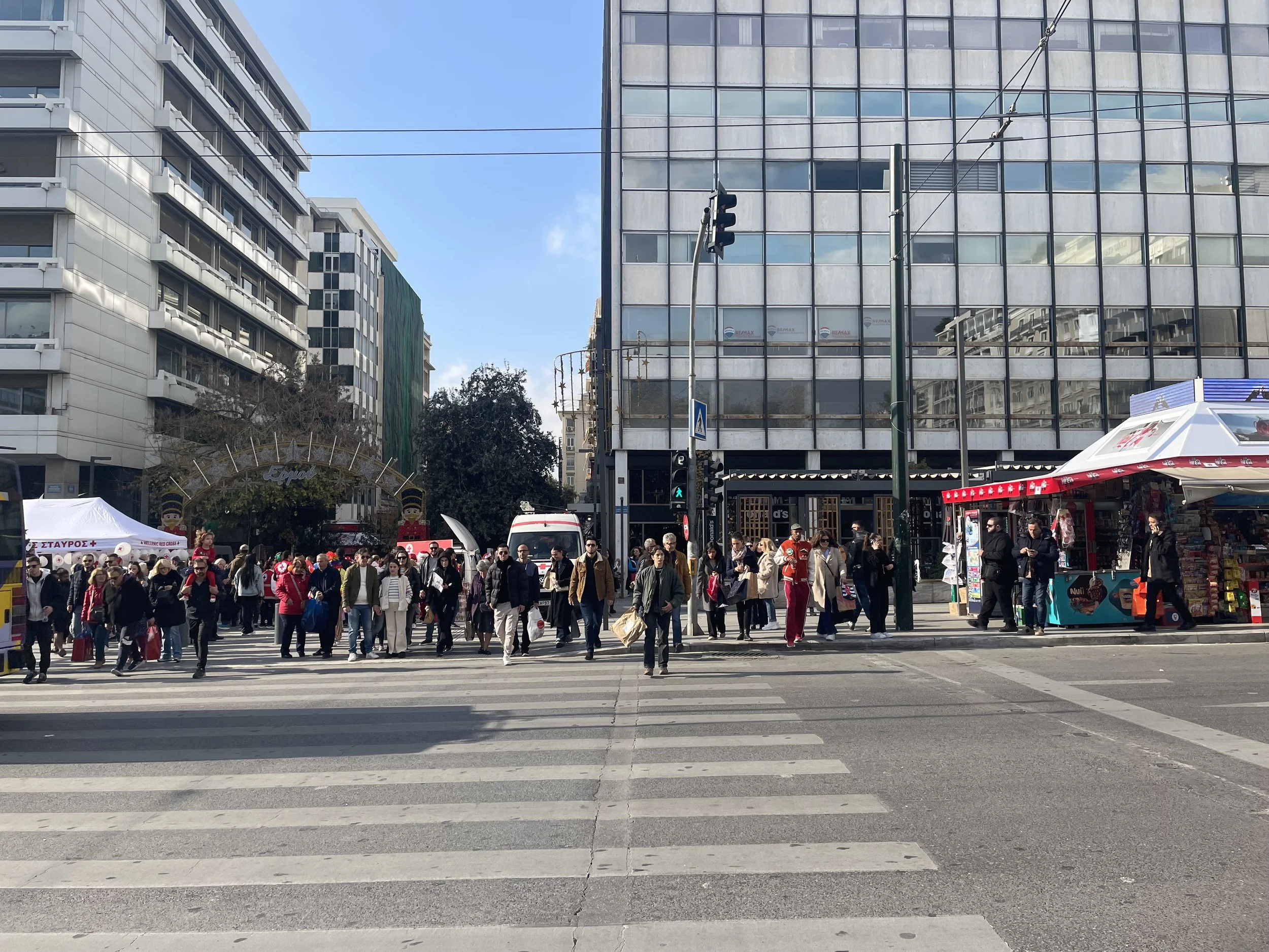 Τα άθλια πεζοδρόμια της Αθήνας