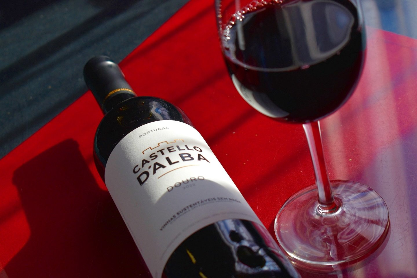 Wine down with us: Castello d&rsquo;Alba Red🍷🇵🇹 This wine is produced in Rui Robredo Madeira&rsquo;s winery in Sar Joao da Pesqueira, from a selection of grapes from the best vineyards in the Upper Douro 🫶🏼 

Notes: Sweet hints of rock rose, flo