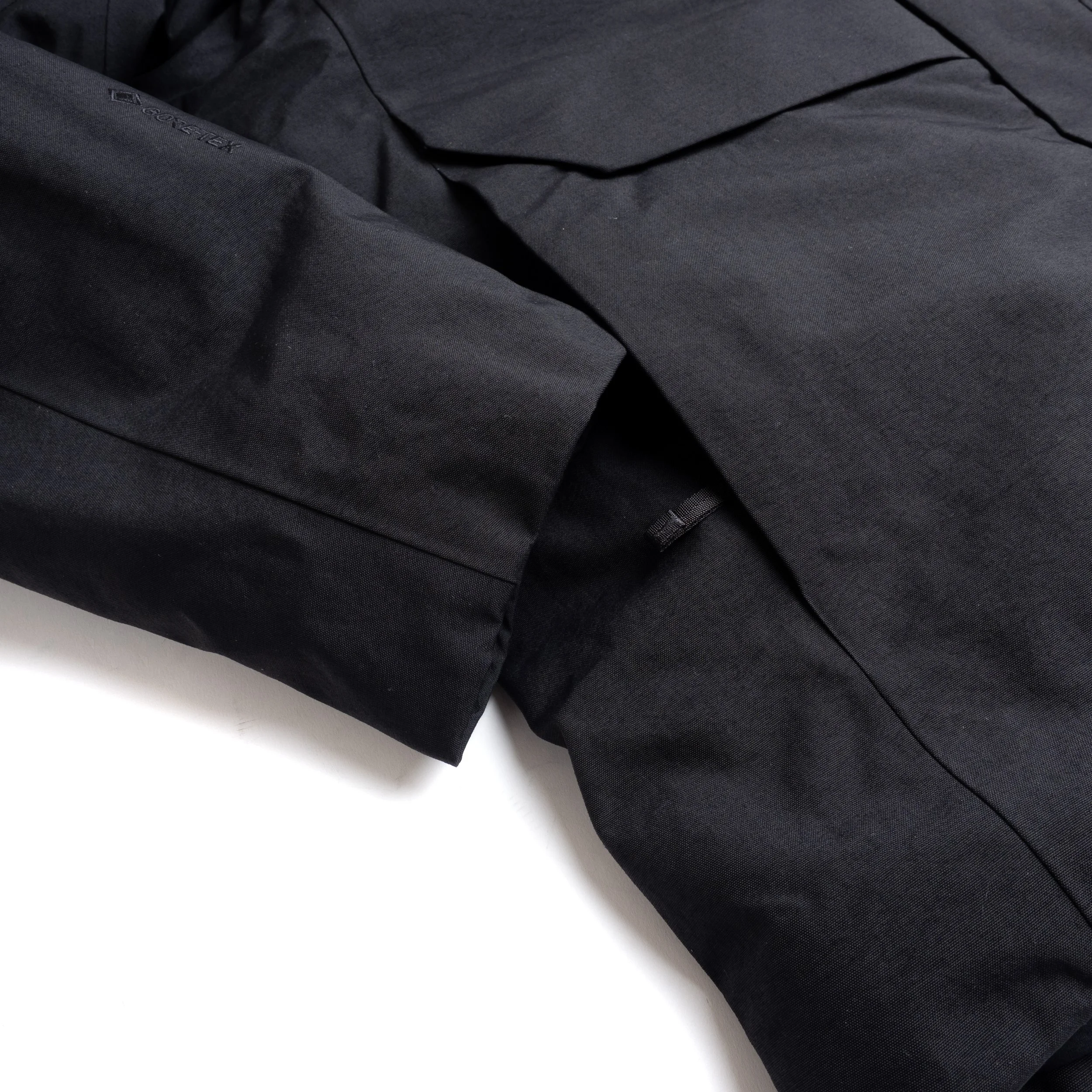 Arc-Therme-Down-Jacket-Black-04.jpg