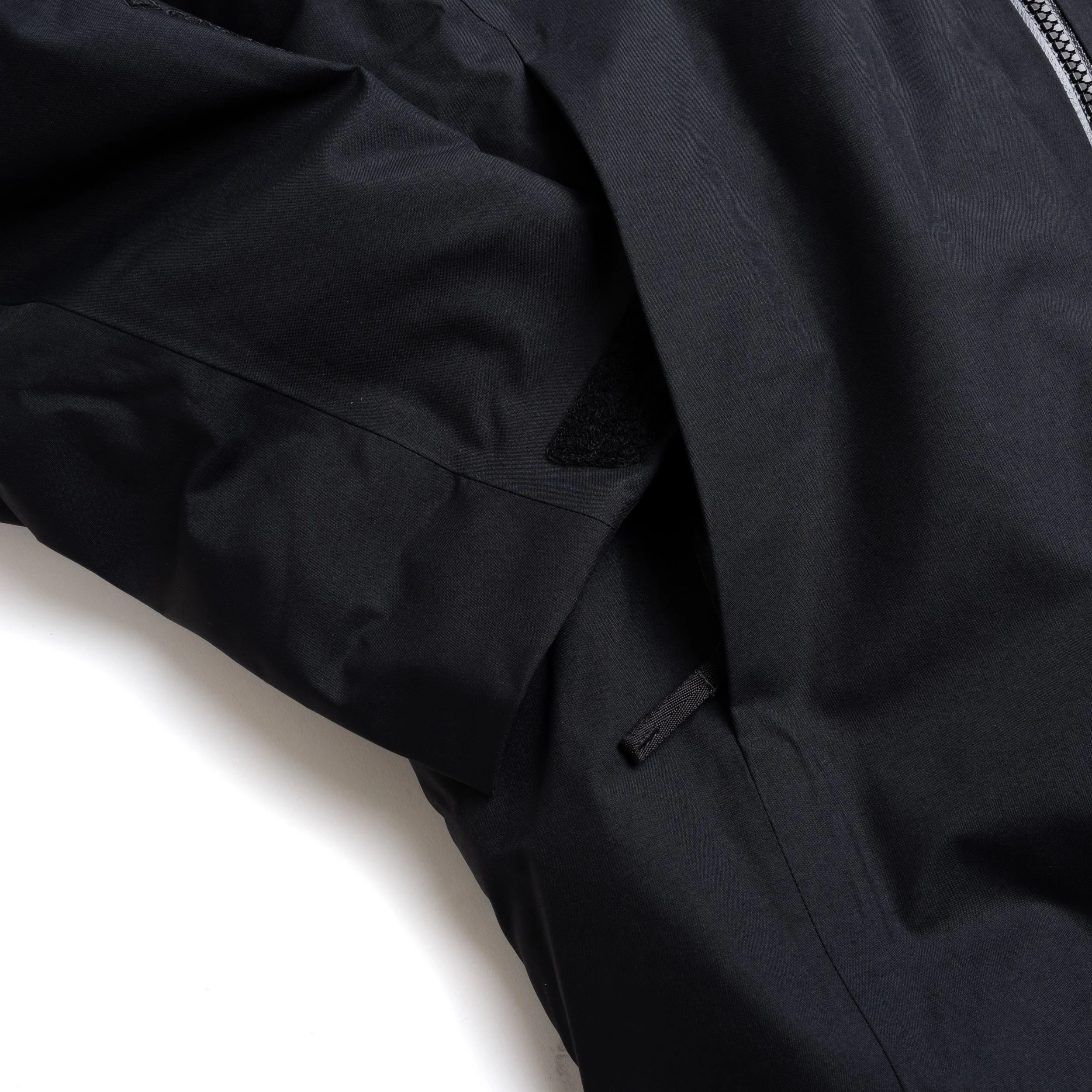arc-macai-down-jacket-black-04.jpg