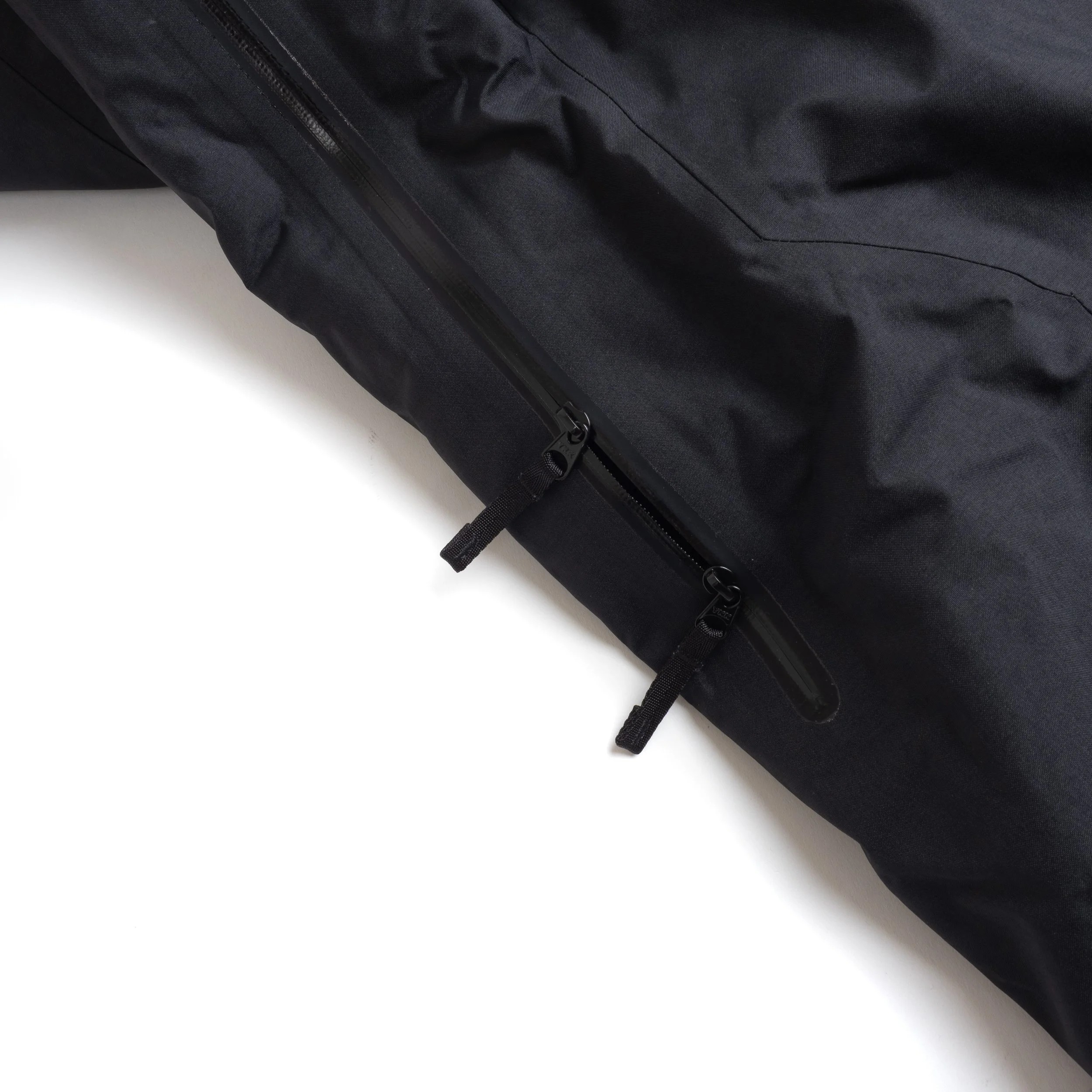 arc-macai-down-jacket-black-05.jpg
