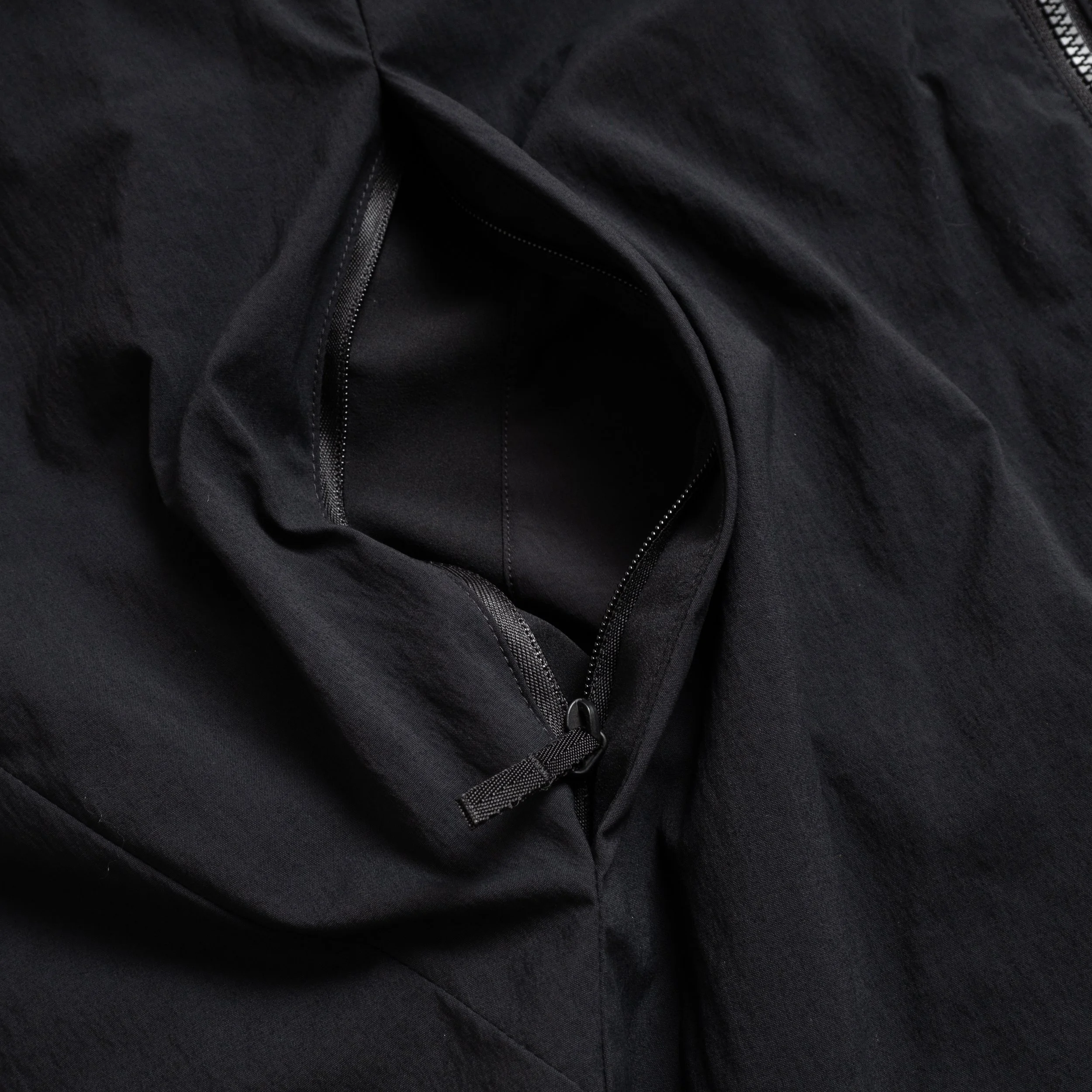 VEILANCE-Mionn-IS-Jacket-Black-02.jpg