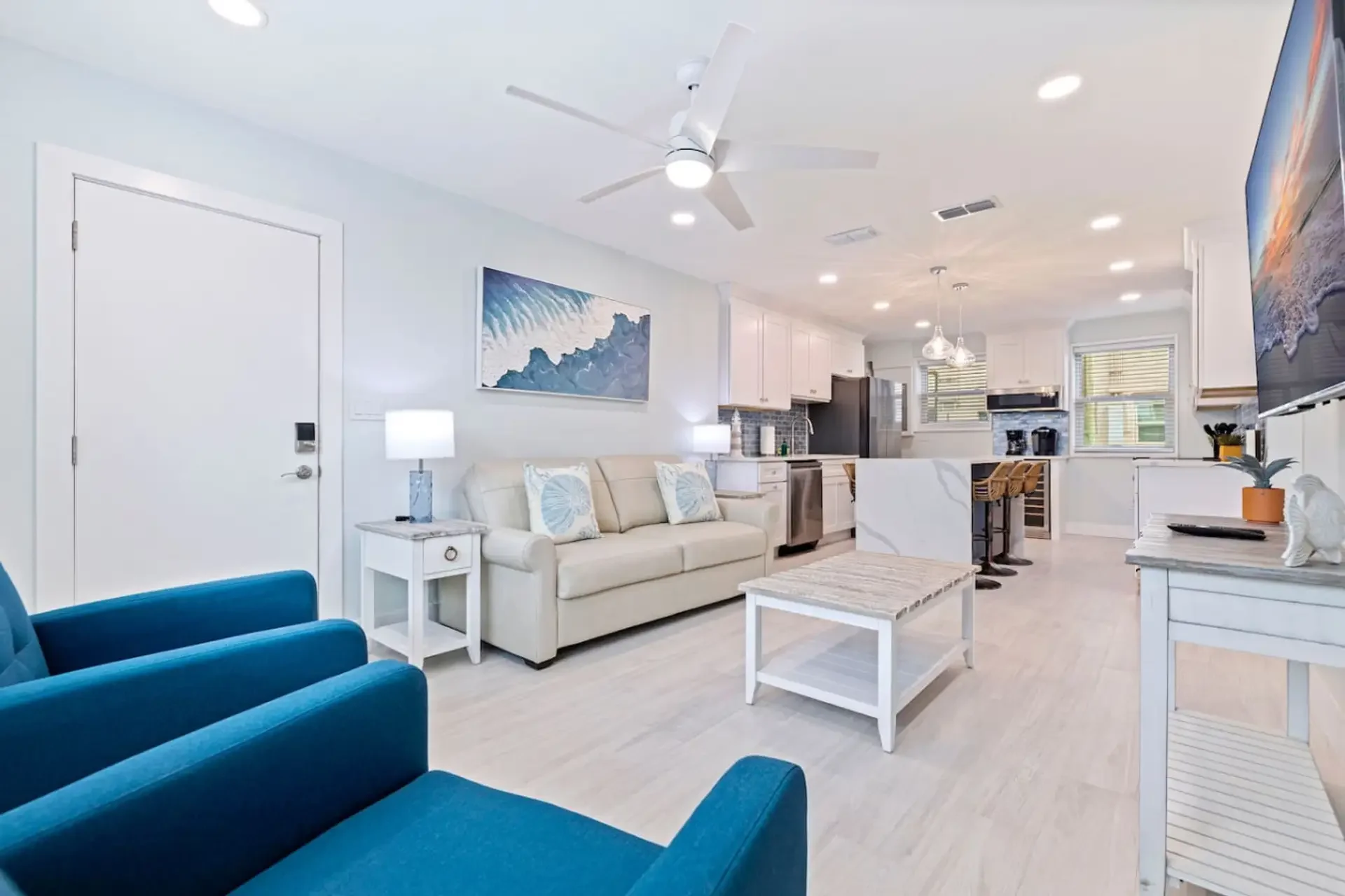 Livin' Poolside Steps to Upham Beach Condo