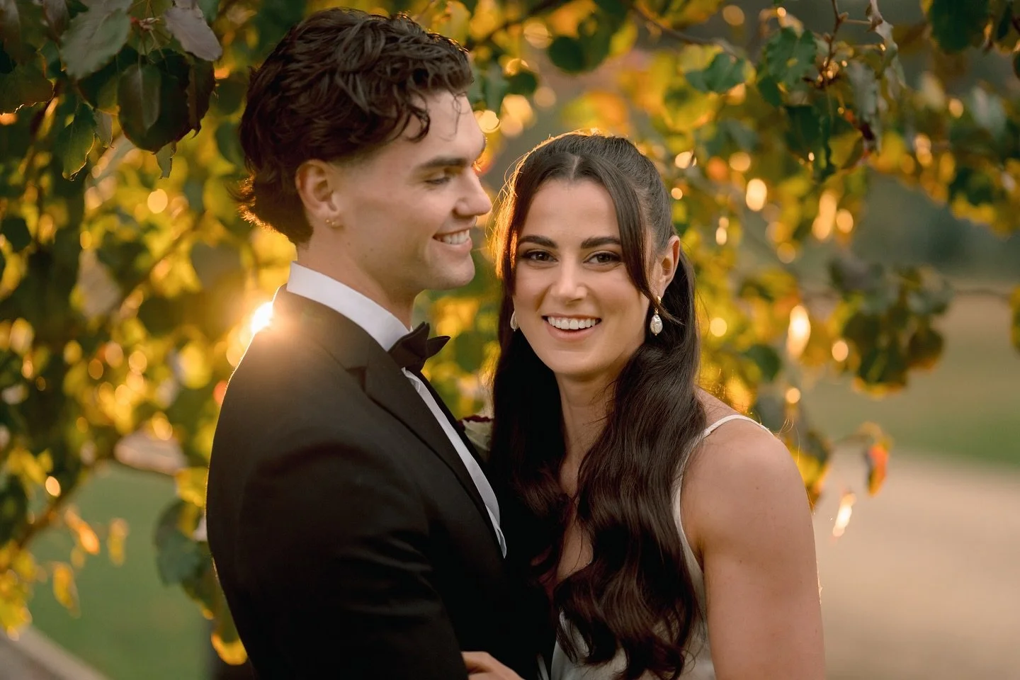 When the light hits just right 🥹
Soft glam, warm tones and a sunset glow that matches the smile 💗

#bridalmua #australianmakeupartist #newcastlemakeupartist #bridalbeauty 

Makeup: @natashaharrisonmakeup 
Hair: @nicolemurphy.hair 
Bridal Fashion an