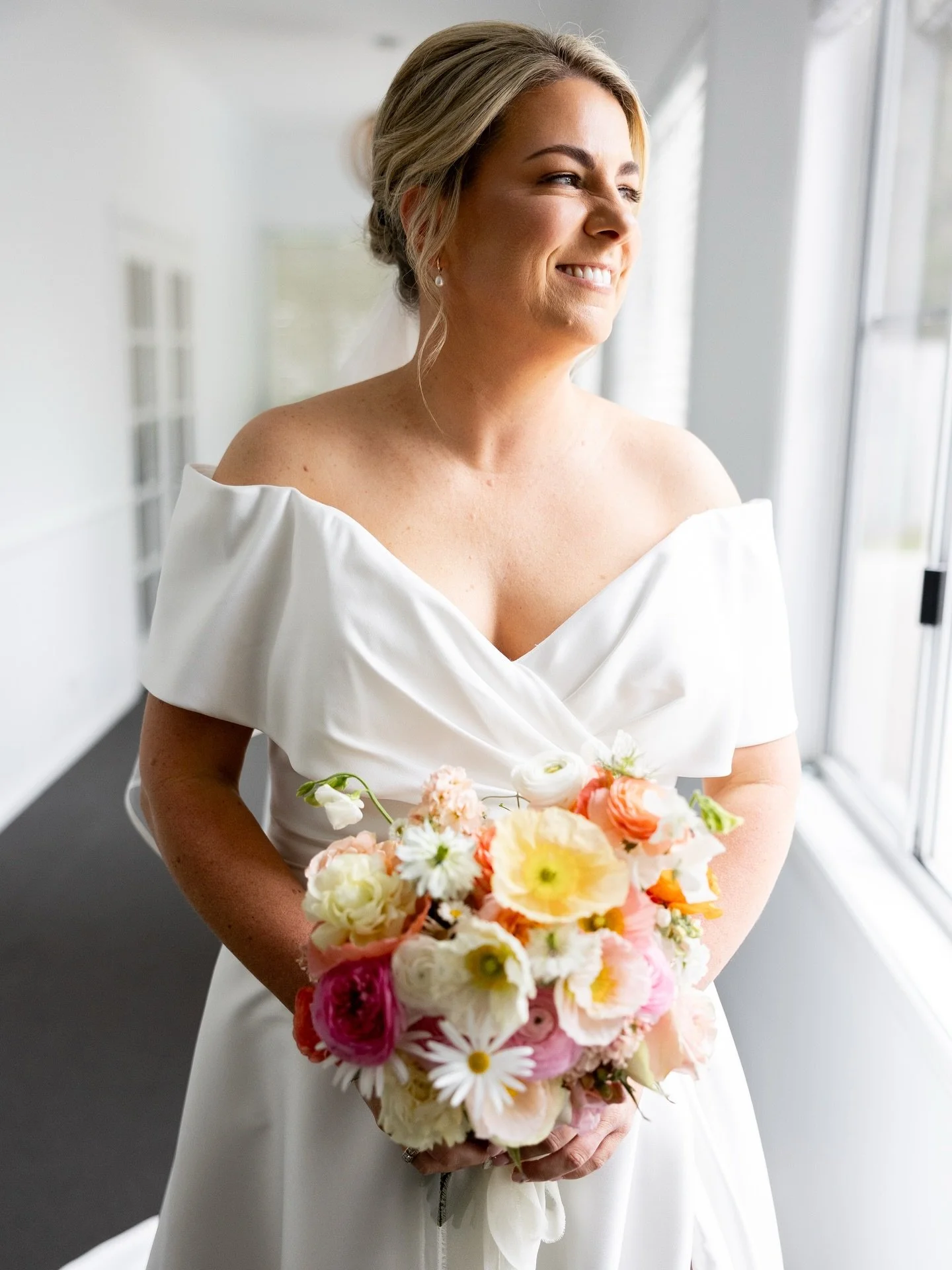 The gorgeous Sarah on her wedding morning - calm, glowing, and ready for the day ahead 💗. Bridal makeup designed to feel elevated, natural and unmistakably herself 💫

Captured beautifully by @caitlinamyphotography 

#bridalmakeupartist #portstephen