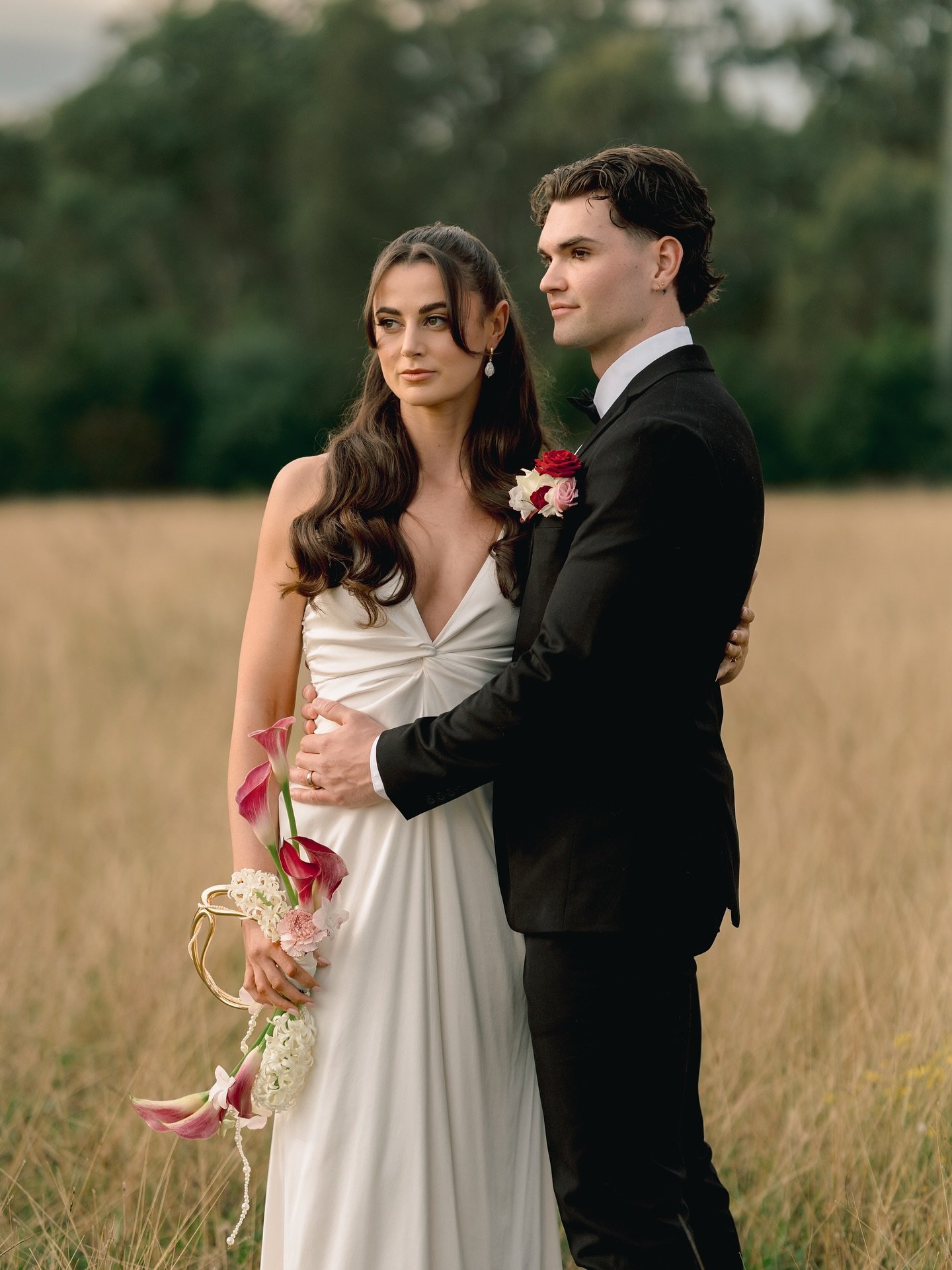 An editorial moment with a soft, modern bridal finish 💫

Glowy skin, defined eyes, and a lip that photographs beautifully without feeling heavy 🤌🏽

Styled shoot:
@natashaharrisonmakeup @nicolemurphy.hair @shazzamtoronto @lovedbridalstudio @beadeda