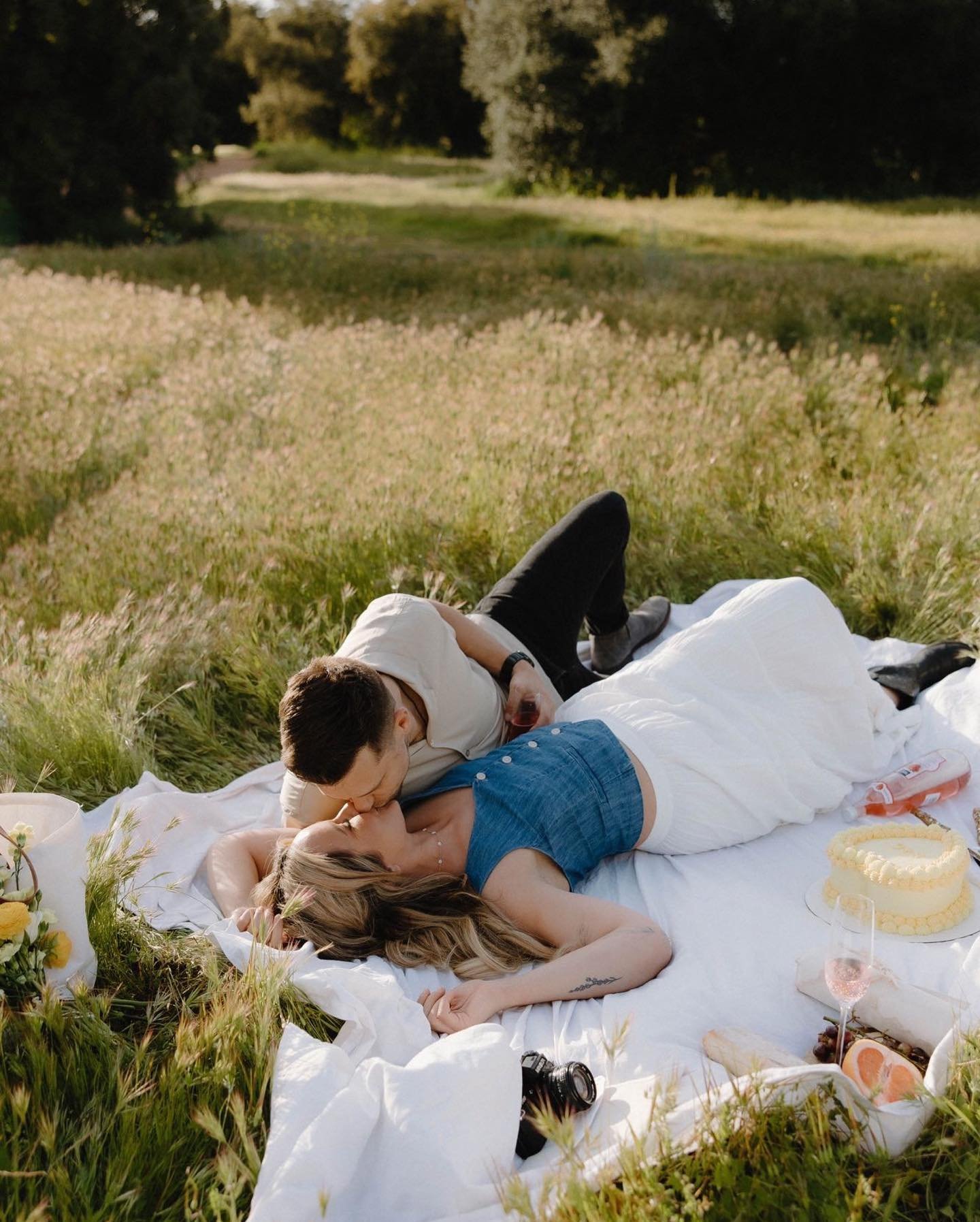 It&rsquo;s that perfect time of year for picnic snuggles. We loved celebrating these two on their 2nd wedding anniversary! 
Cheers to celebrating love
It&rsquo;s what we do best 
And what a fun thing to be good at 🤍🥂
.
.
Always love taking their ph