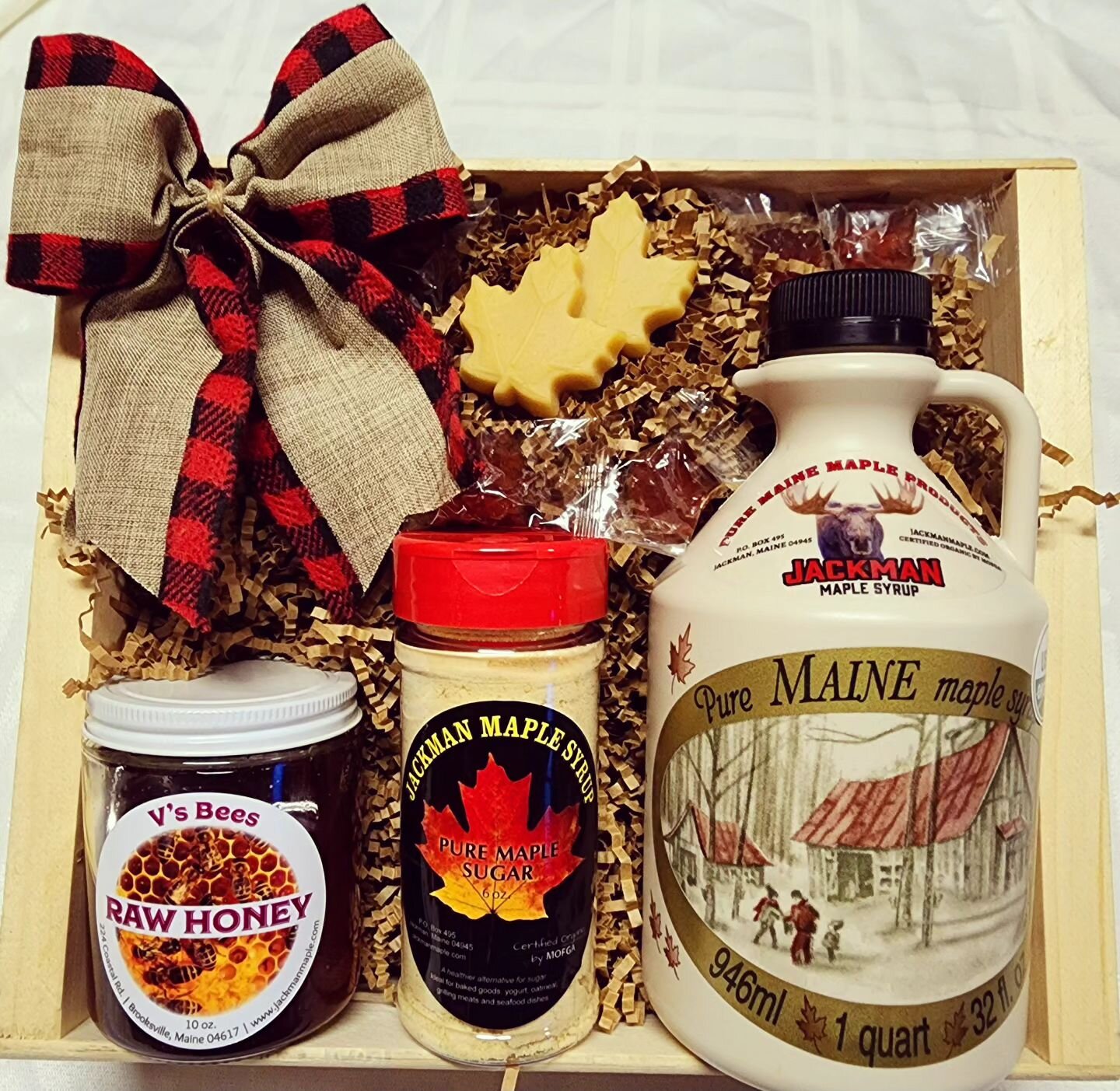 ~Maple and Honey Gift Box ~
Gift giving season is here and we have a full selection of all your favorite maple products! 
Shop our online store at www.jackmanmaple.com