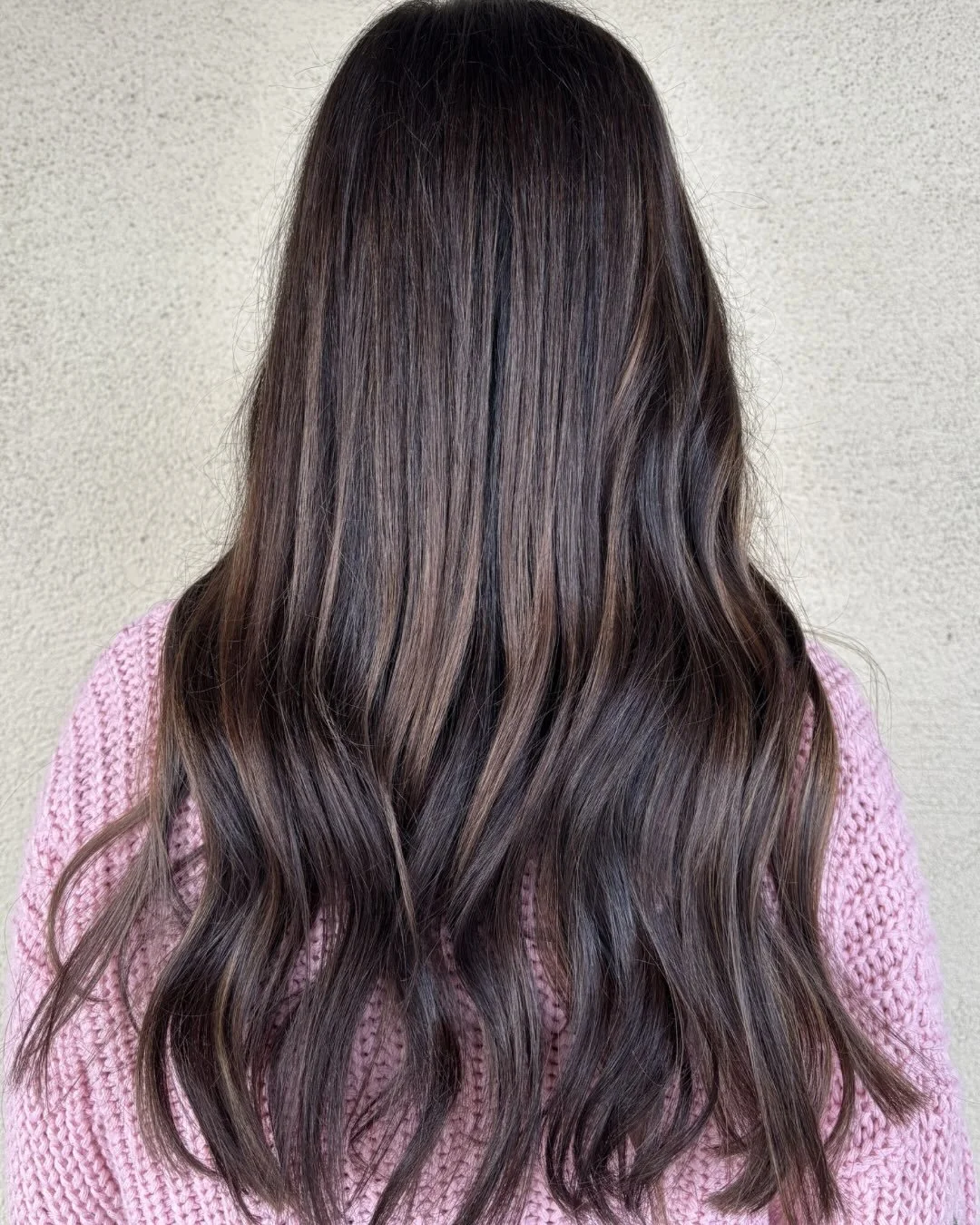 Main character energy but make it soft and glossy 🤎 🧸&nbsp;
Stylist Casey creating this beautiful brunette
 
#brunette #folsomhair #hoshalls #hairsalon #hairtransformation