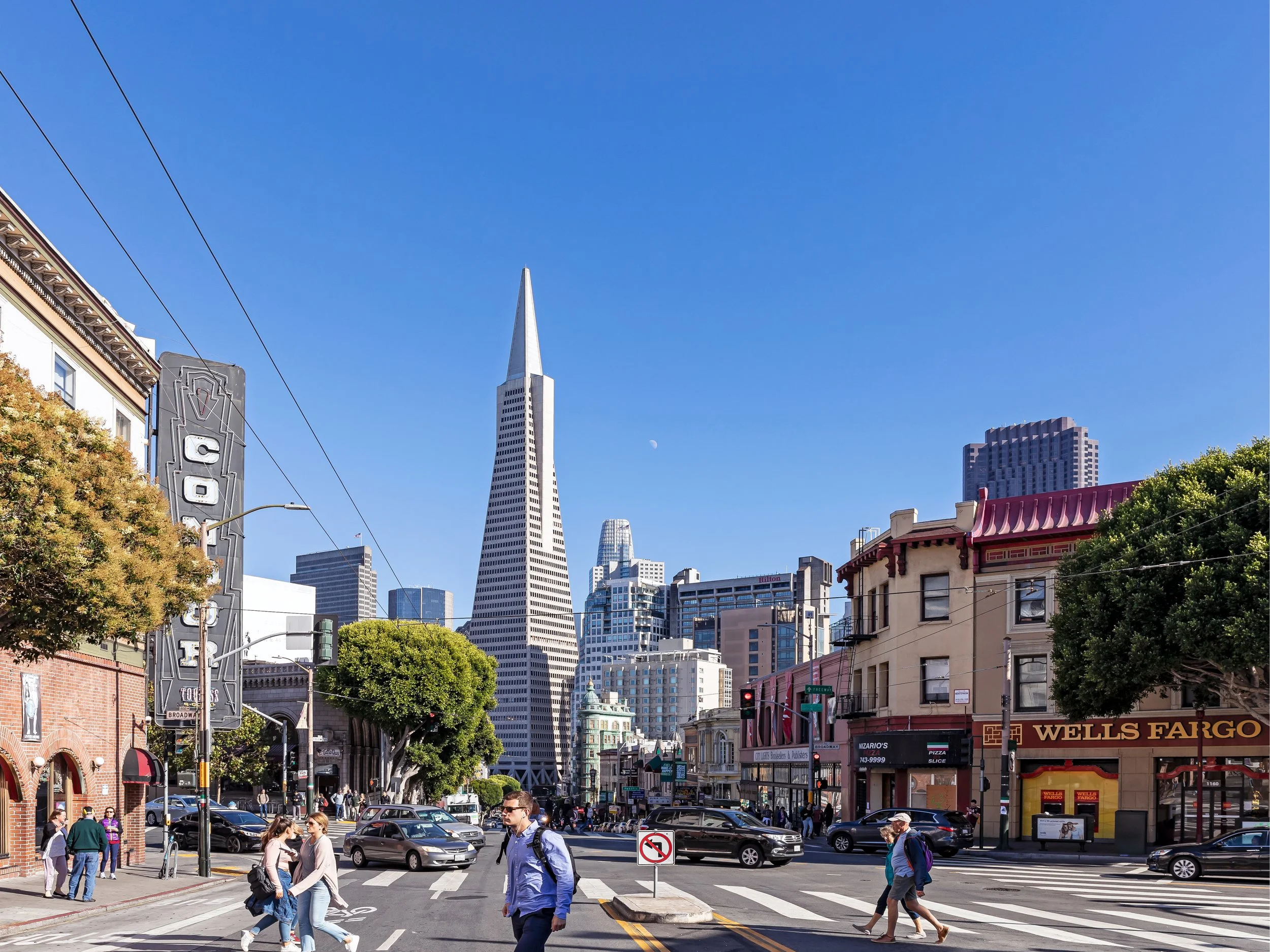 tripsavvy_brdwy_clmbus_sf1.jpg