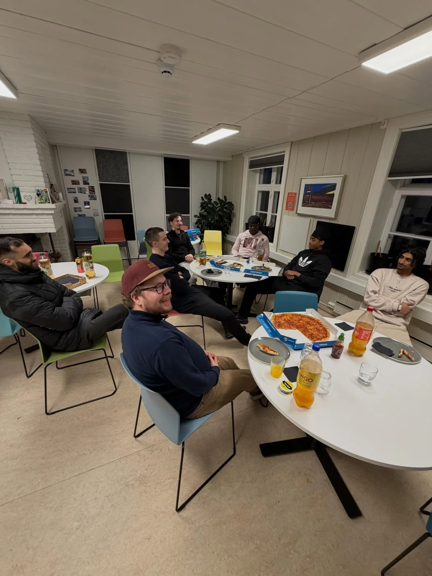 I kveld ble det pizza p&aring; huset med S&oslash;ndre Combat Academy. Vi delte erfaringer fra prosjektet og hva deltakerne har tatt med seg s&aring; langt. Ord som &laquo;disiplin&raquo;, &laquo;struktur&raquo; og &laquo;respekt&raquo; gikk igjen og