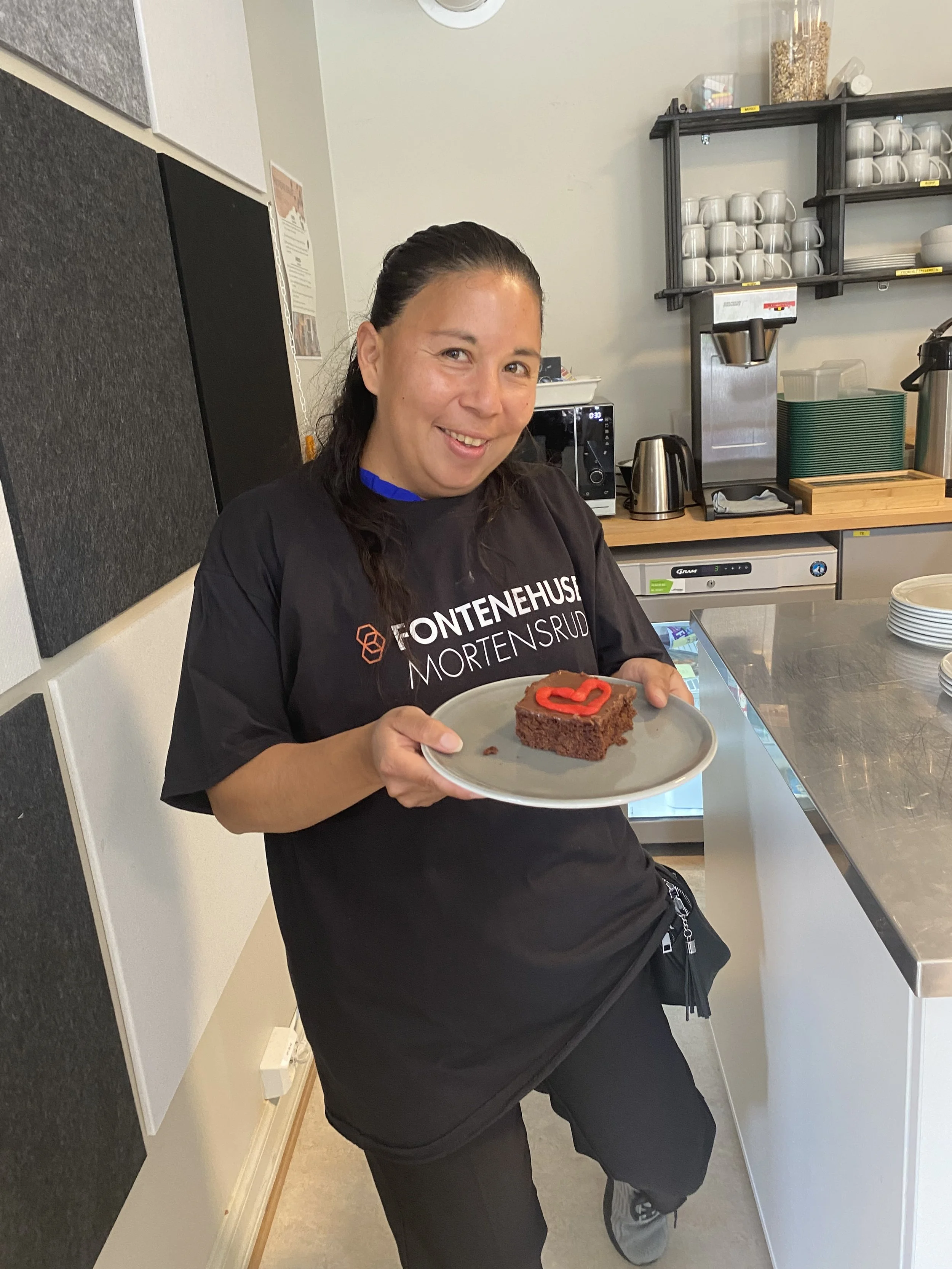 viviana med kake.jpeg