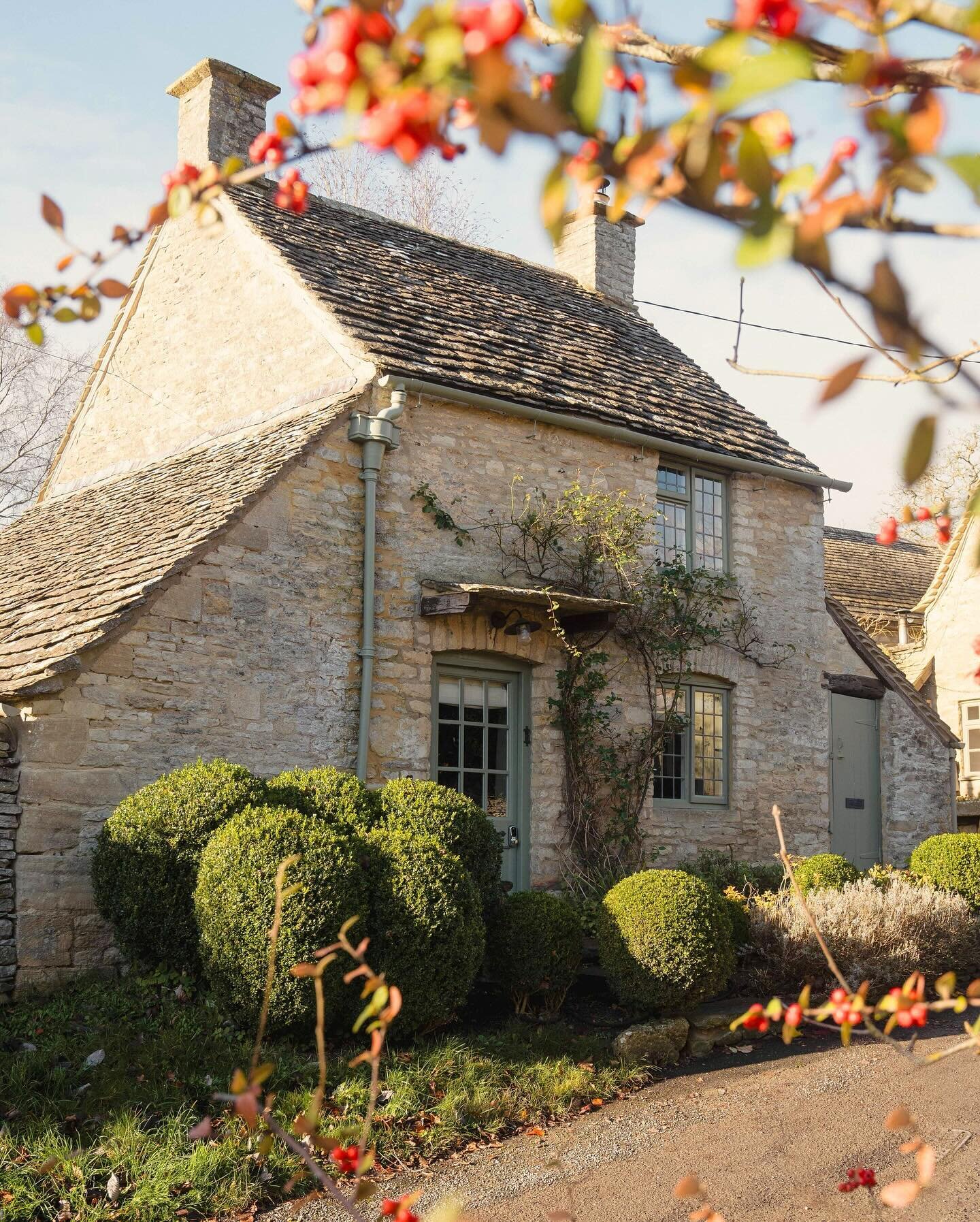 A beautiful morning capturing @inkwellcottage 

#cotswolds #burford #oxfordshire #rural #autumn #visitthecotwolds #cotswoldslife #thecotswolds