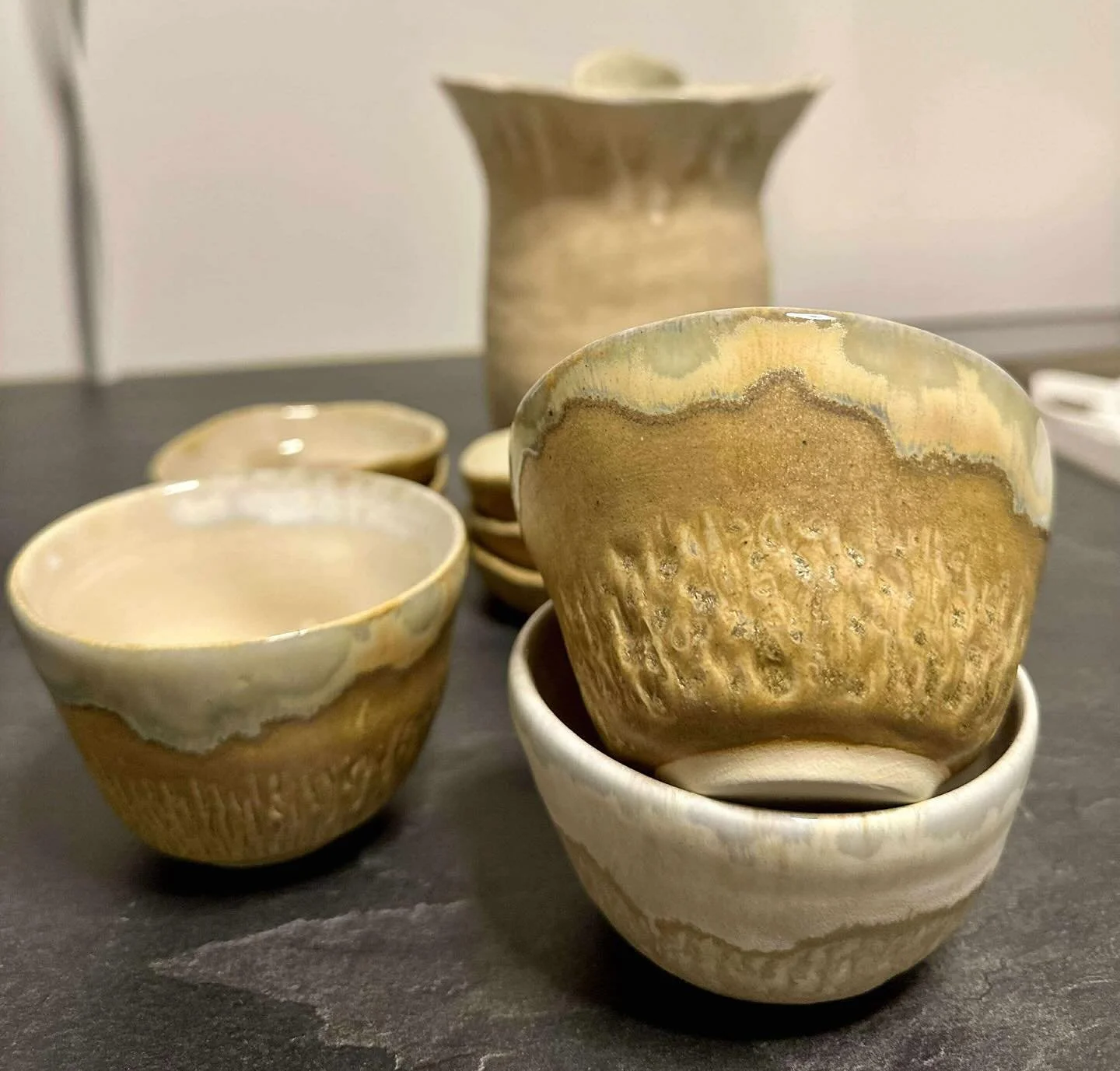 Nydelig keramikk som kommer til salgs p&aring; julemarkedet i Skaperlaget keramikkverksted, Storgata 34 Troms&oslash;, l&oslash;rdag 6/12. &Aring;pent 11-16.00, og DU er velkommen. #skaperlagetkeramikkverksted #skaperlagettroms&oslash; #keramikkitrom