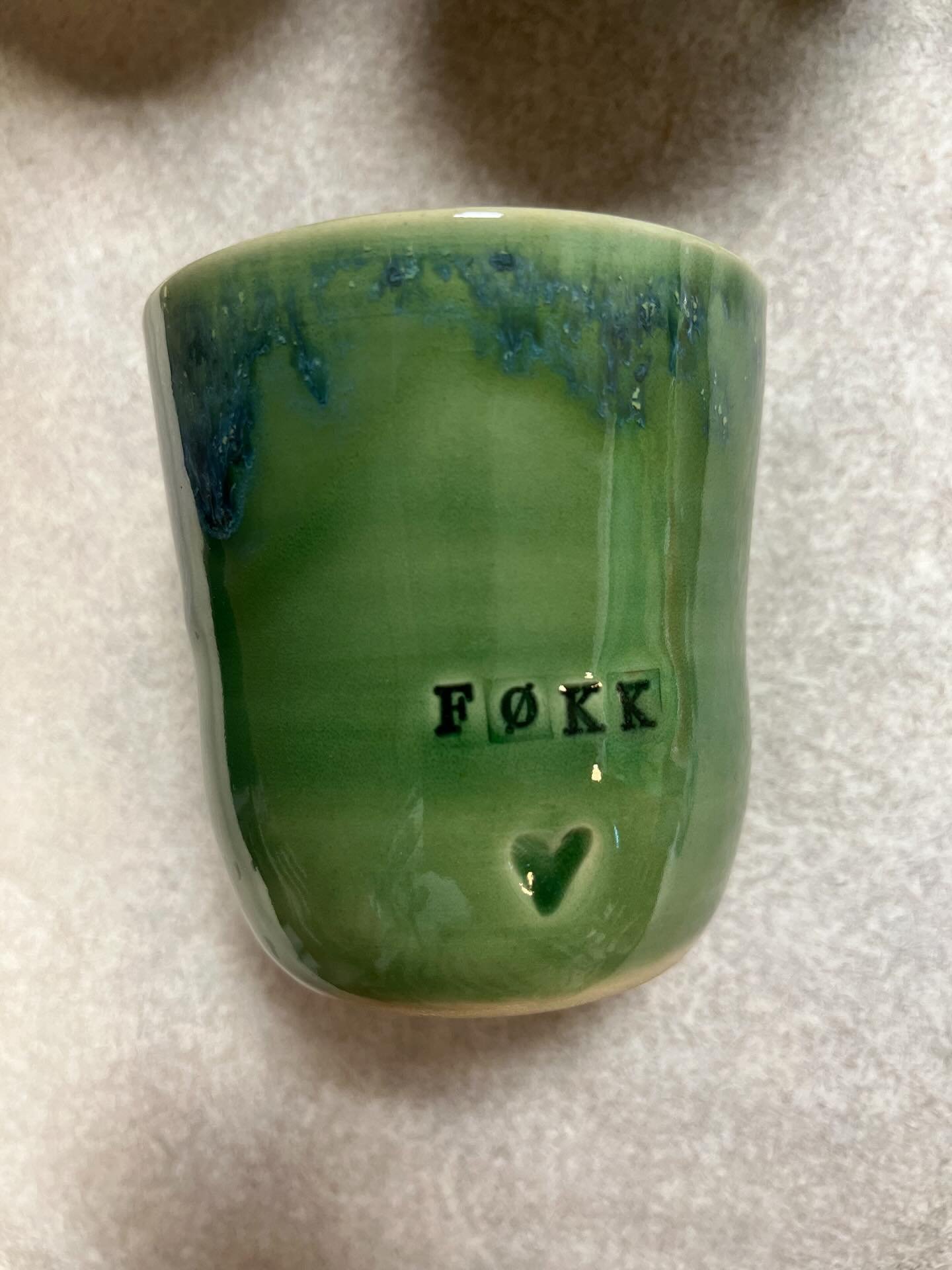 Tekstkopper! Det ble heldigvis tid til en siste oppdatering med kopper i hyllene i dag. Det betyr s&aring; mye &aring; h&oslash;re alle de superfine tilbakemeldingene fra dere som har hatt koppene kort eller lenge, f&aring;tt i gave eller kj&oslash;p