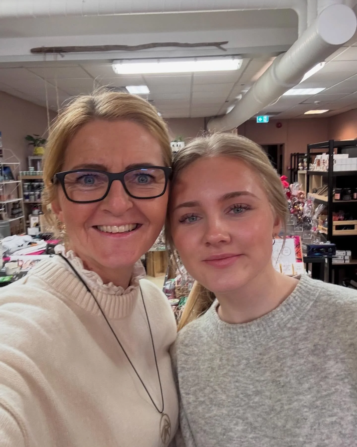 Veldig forn&oslash;yd med &aring; f&aring; eldste datter i arbeid p&aring; Skaperlaget 👏💪🥰

#jobb #ungoglovende #butikk #gavebutikk 
#lokalprodusert #handlelokalt #lagetinorge #kortreist #b&aelig;rekraftig #ektevare #kj&oslash;pnorsk #lokalproduks