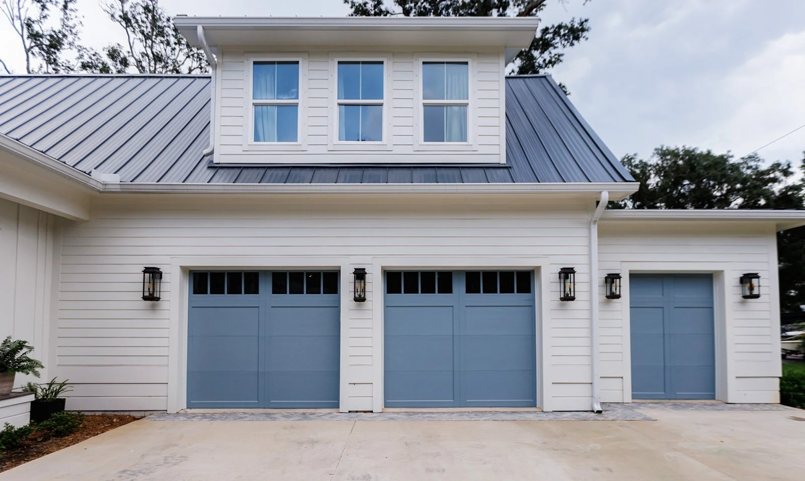 Jaunty_J_Interiors_Bay_House_Gulf_Breeze_FL_Exterior_Garage.jpg.jpg