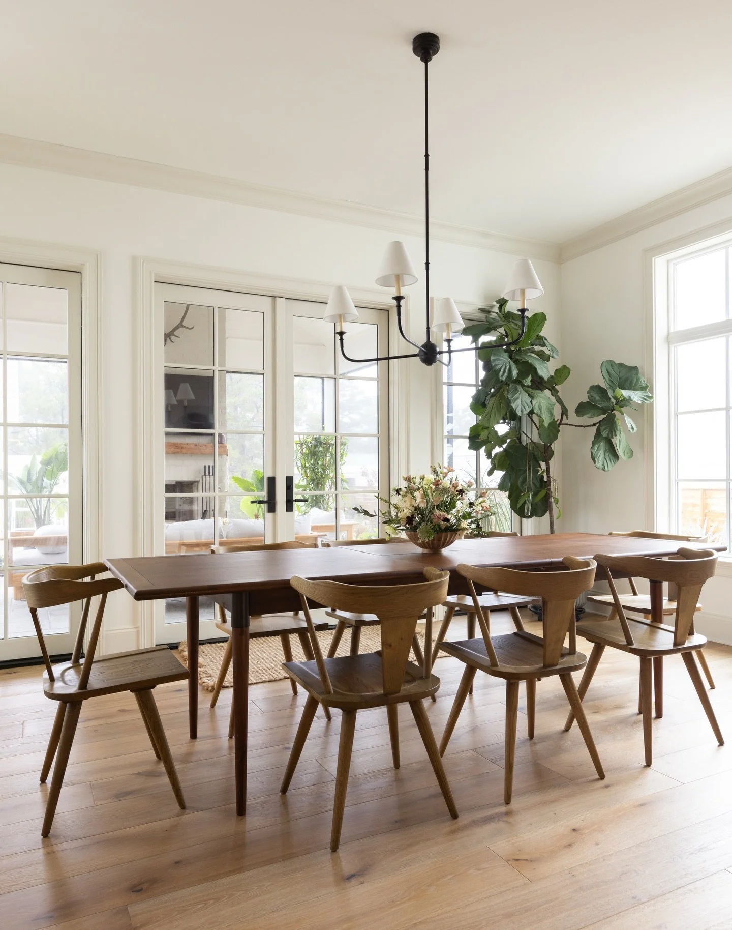 Designed for homework at the table, laptops open between meetings, and dinner always within reach, exactly how real family life unfolds.

Easy, welcoming, and always gathering. 🏠