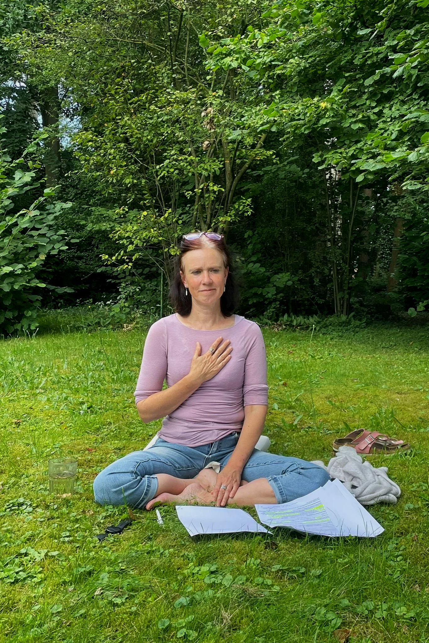 rouw beoefent tapping EFT buiten in de natuur, hand op het hart"