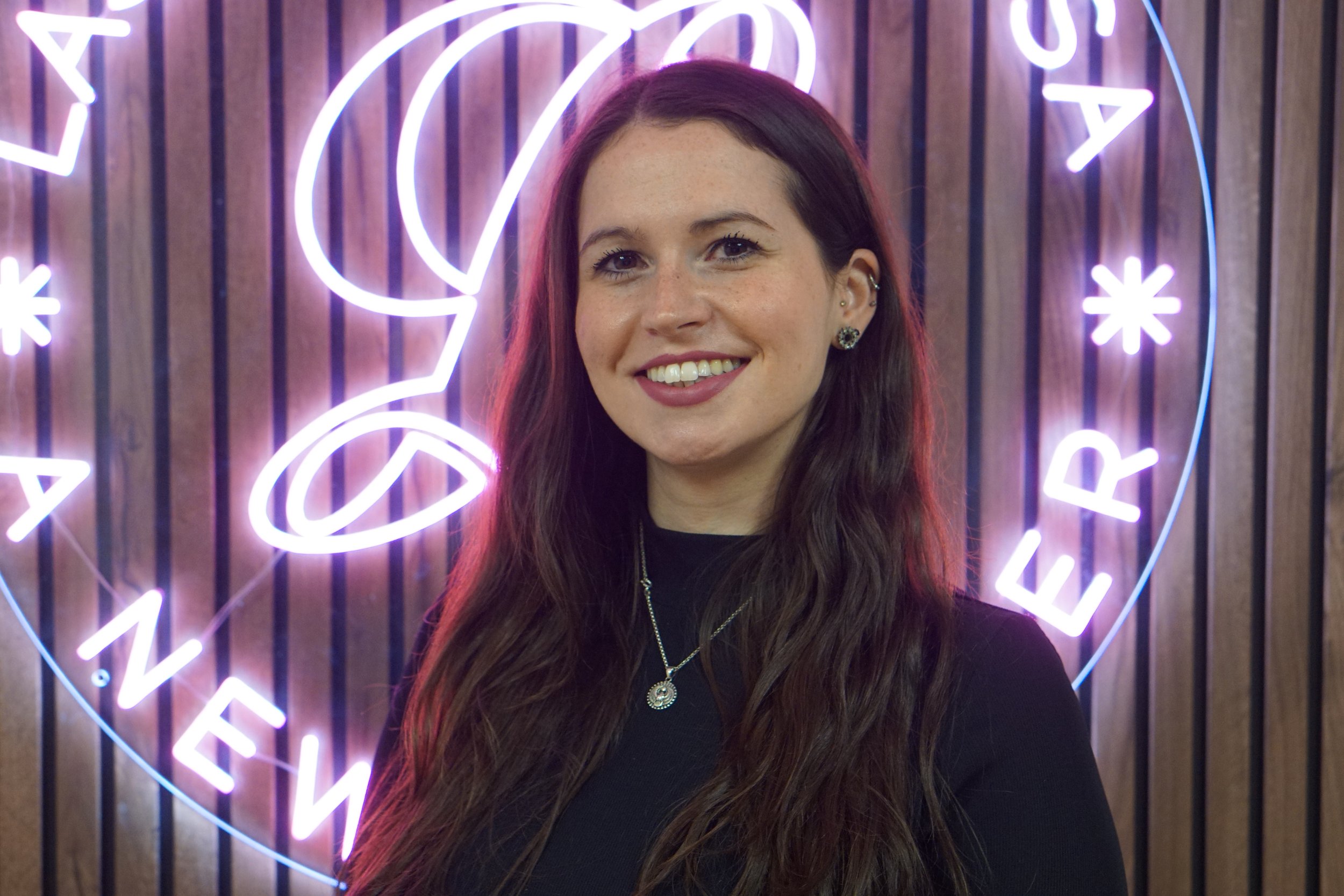 Specialist Lisa van Laser Studio Lisa voor het neon logo in de studio