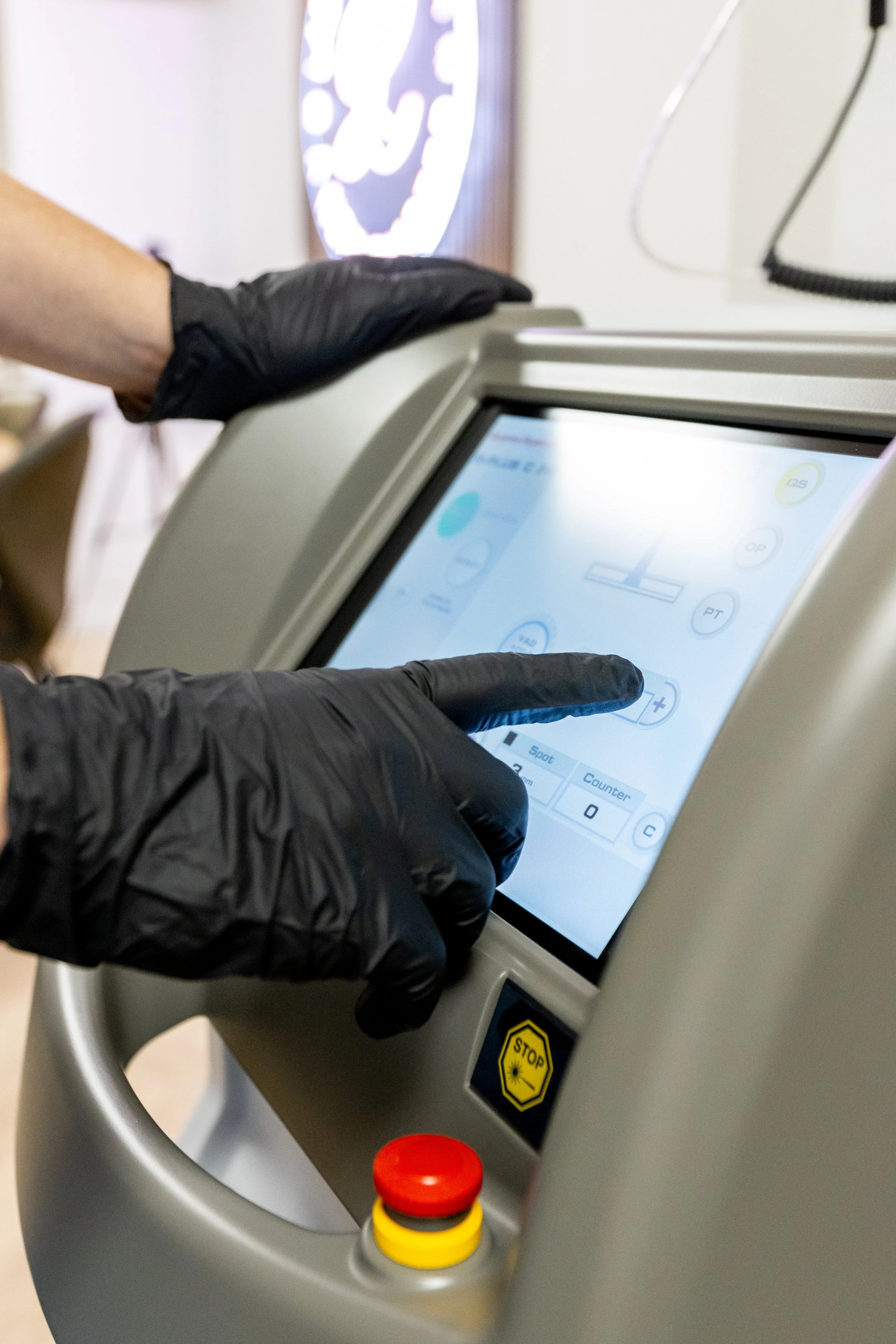 Instellen van de Quanta System laser via het bedieningsscherm voor een behandeling voor tatoeage verwijderen