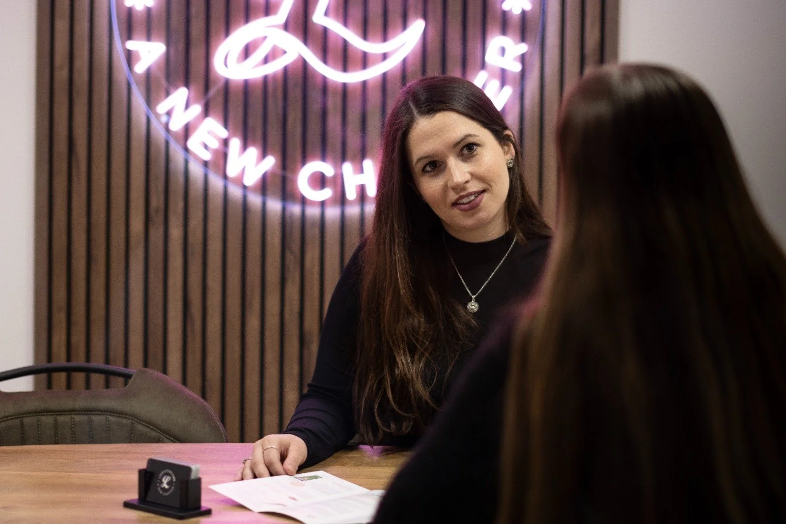 Specialist Lisa tijdens een intakegesprek voor een huidverbeteringsbehandeling met een klant in Laser Studio Lisa