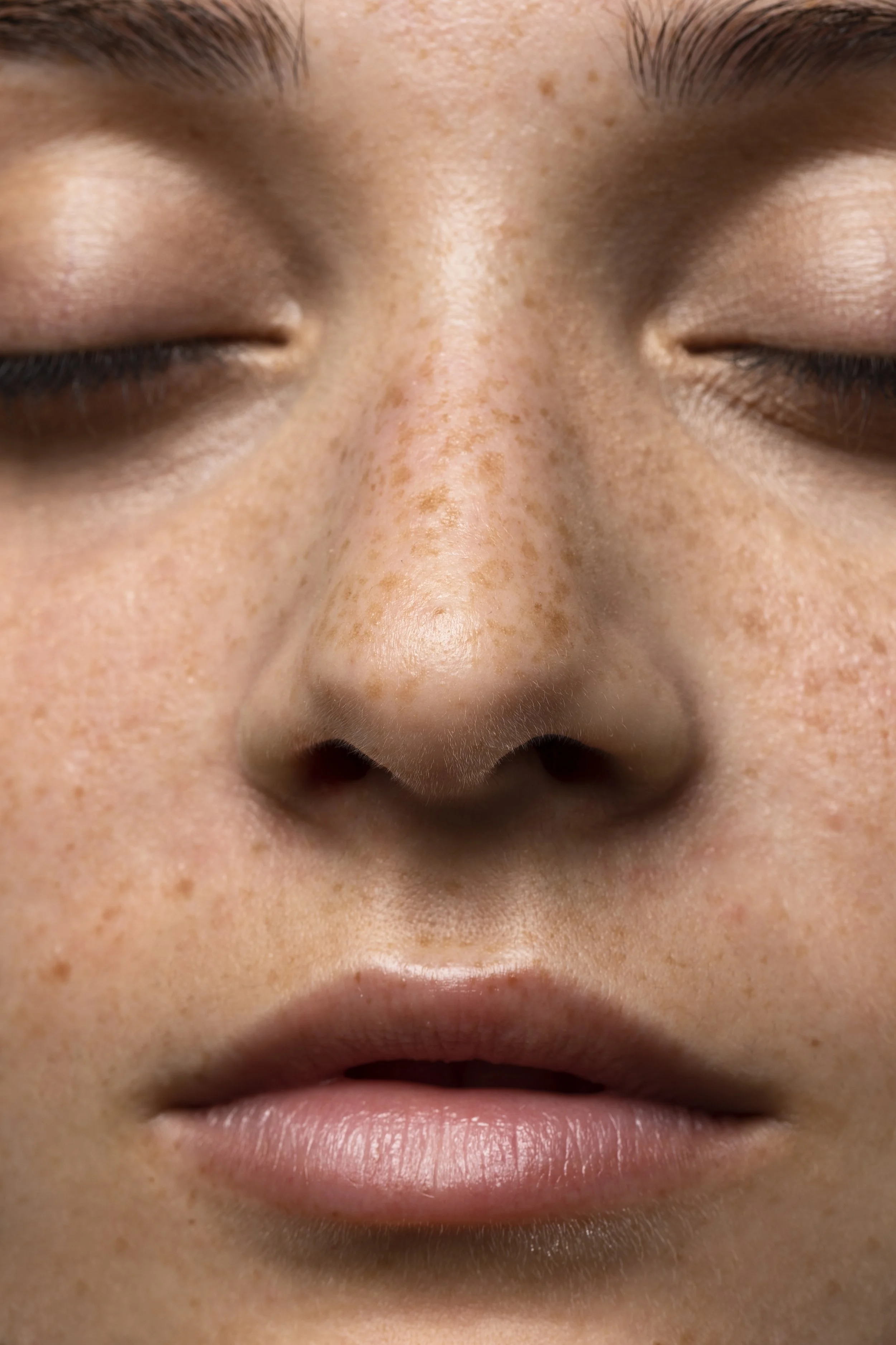 Close-up van gezichtshuid met sproetjes en natuurlijke pigmentatie