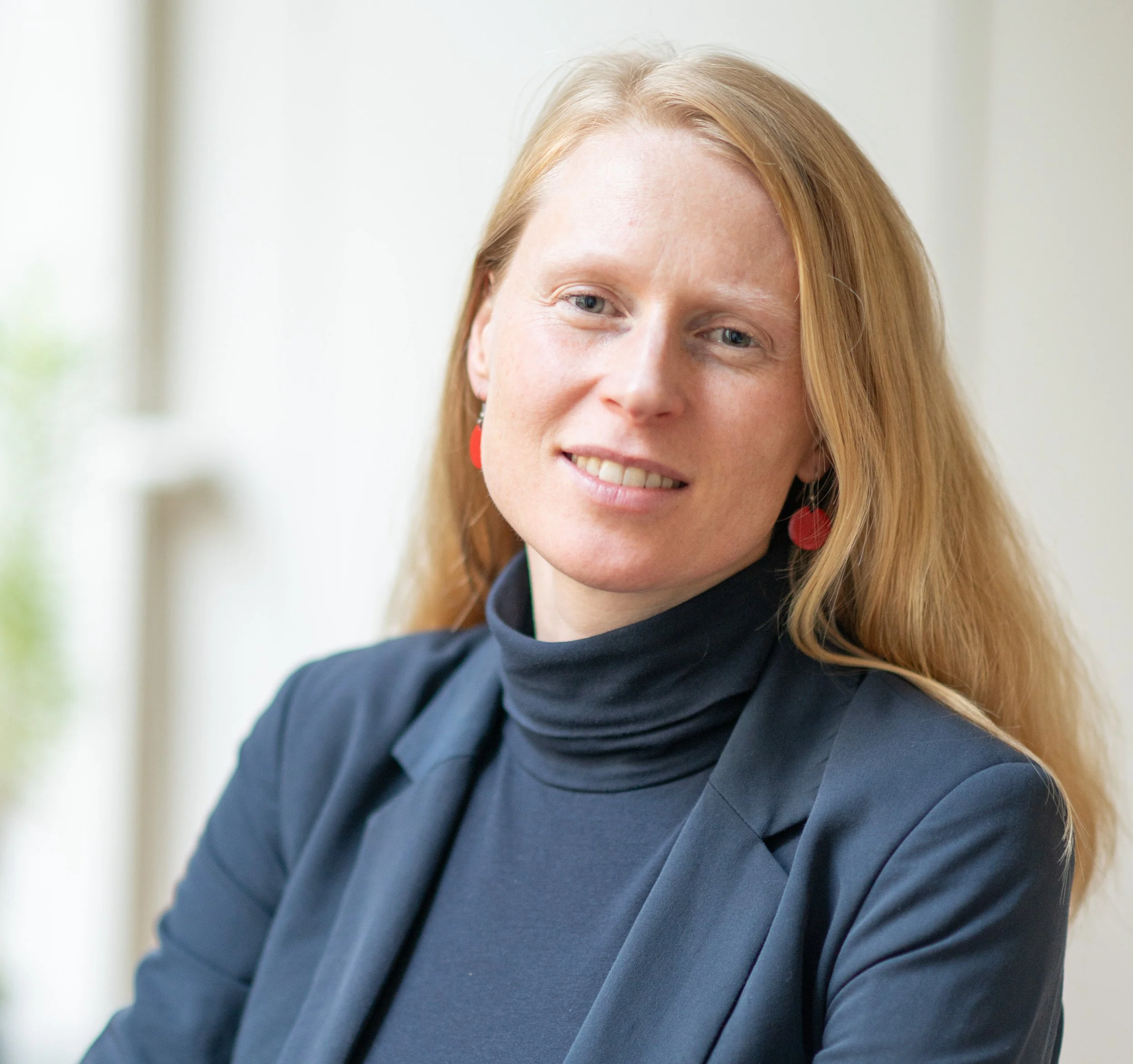 Portrait of Heidi De Langhe, ICF-certified leadership coach and certified mindfulness teacher in Singapore