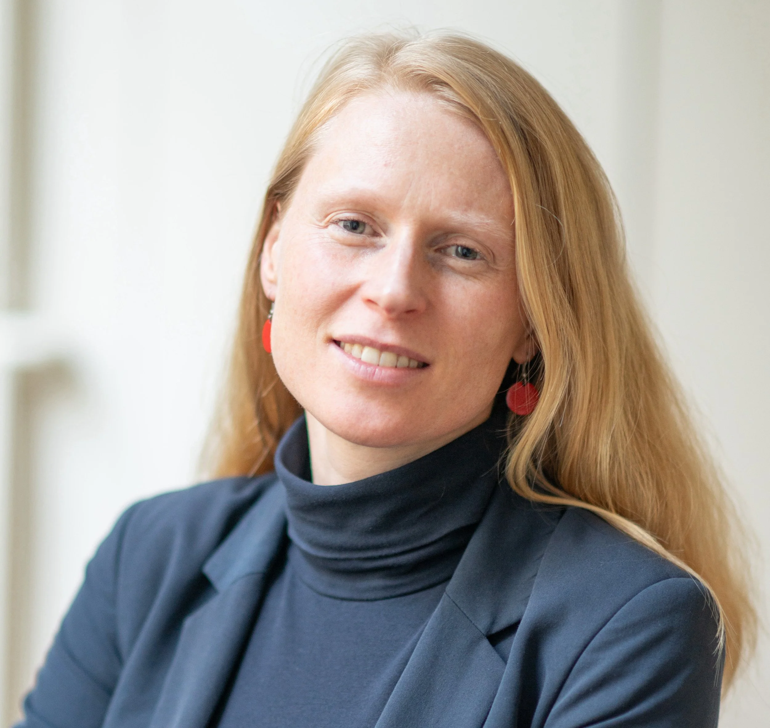 Portrait of Heidi De Langhe, ICF-certified leadership coach and certified mindfulness teacher in Singapore
