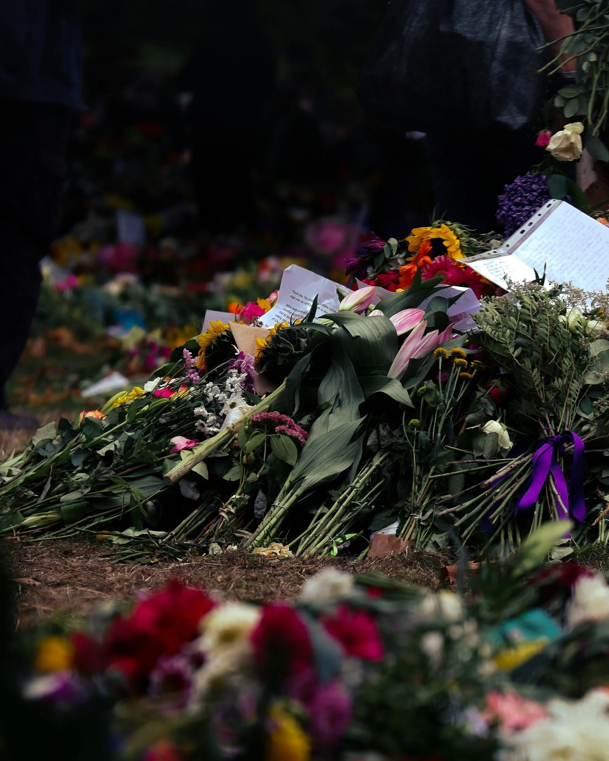 Blumen und Schreiben auf einem Grab, Bestattung, religionsunhängige Abschiedszeremonie. Tod Sterben