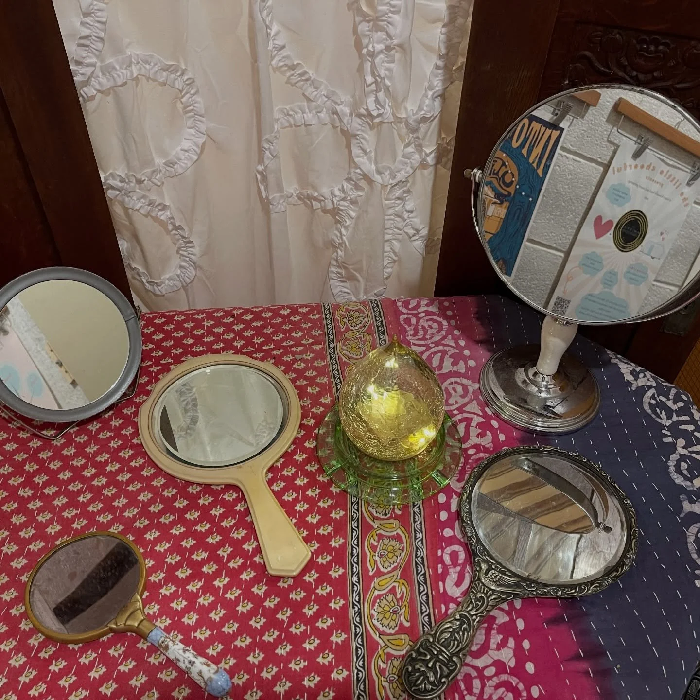 every element of tlc + you = love was chosen with intention.
🌿 cacao to gently open the heart 🌿 kitchari to reset digestion + ground the body 🌿 gentle yoga to cleanse and restore 🌿 sound healing to calm the nervous system 🌿 small-group connectio