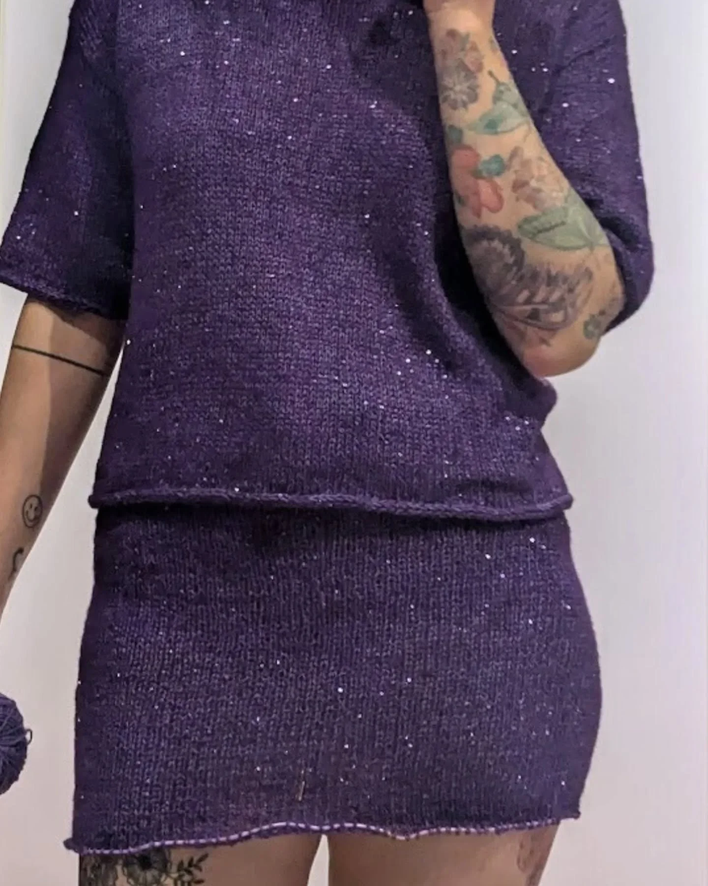 Part of being a knitwear designer is forcing your kids to take pictures of you and then you save it all by cropping away the greasy hair and the funny faces..

#thepartytee &amp; #thepartyskirt 🍾💜🪩

🧶: Paliettes + Regina from @langyarns_nordic 

