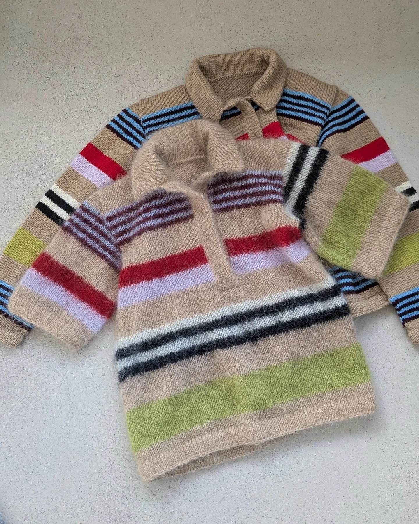 Bound off these two yesterday. They turned out pretty nice if you ask me. I am happy I picked the same colors for both. 🤓

#thenotoriouspoloshirt &amp; #thefluffypoloshirt

🧶: Bella from @bypermin &amp; Peruvian from @filcolana

(Ad since the yarn 