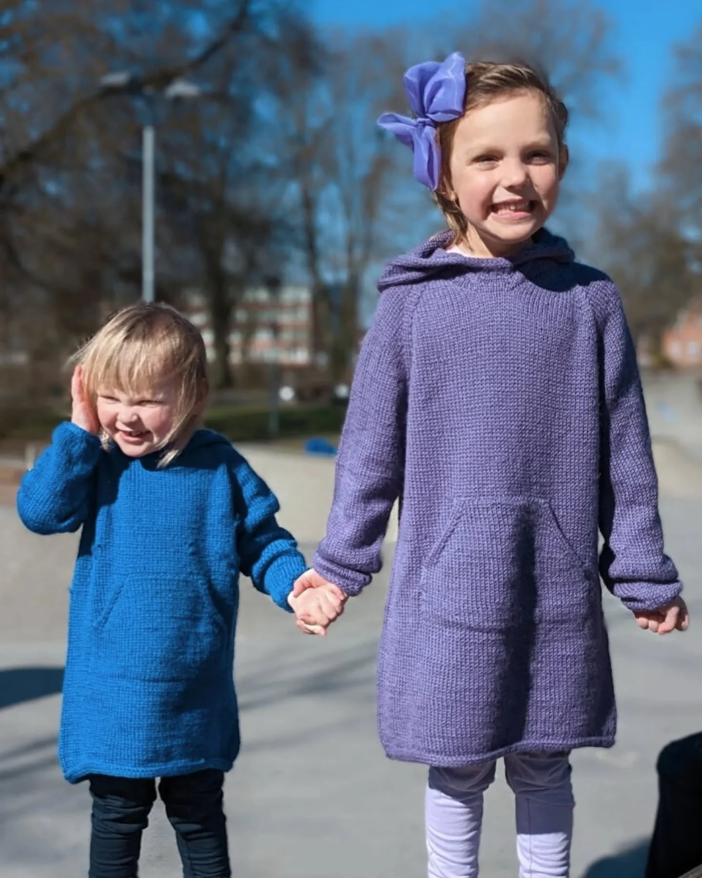 Today I have been working on #thenextkidsdress &amp; #thenextkidshoode and the steaming hot updates are now available. Also look at this old picture of my nieces Rut &amp; Inga 💙💜

#contemporaryknitwear #knitweardesigner #knittingiscool