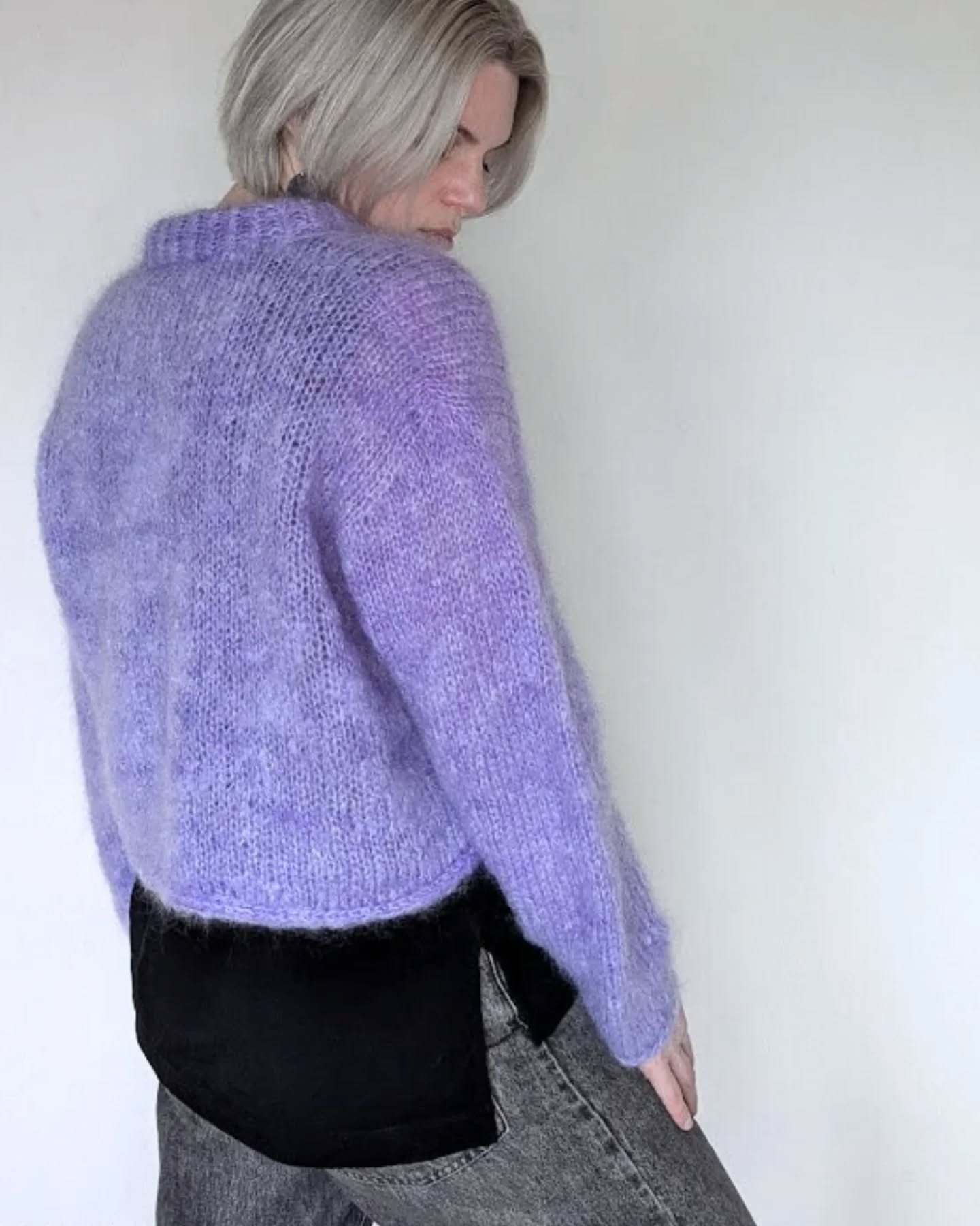 Don't miss my GIVEAWAY and the chance to win fluffy yarn and the pattern for #thefluffyplainsweater 💜 

The GIVEAWAY-post is pinned to my profile. Go find it! 

#notorious_knitter #knittedstreetwear 
#knittingiscool #contemporaryknitwear