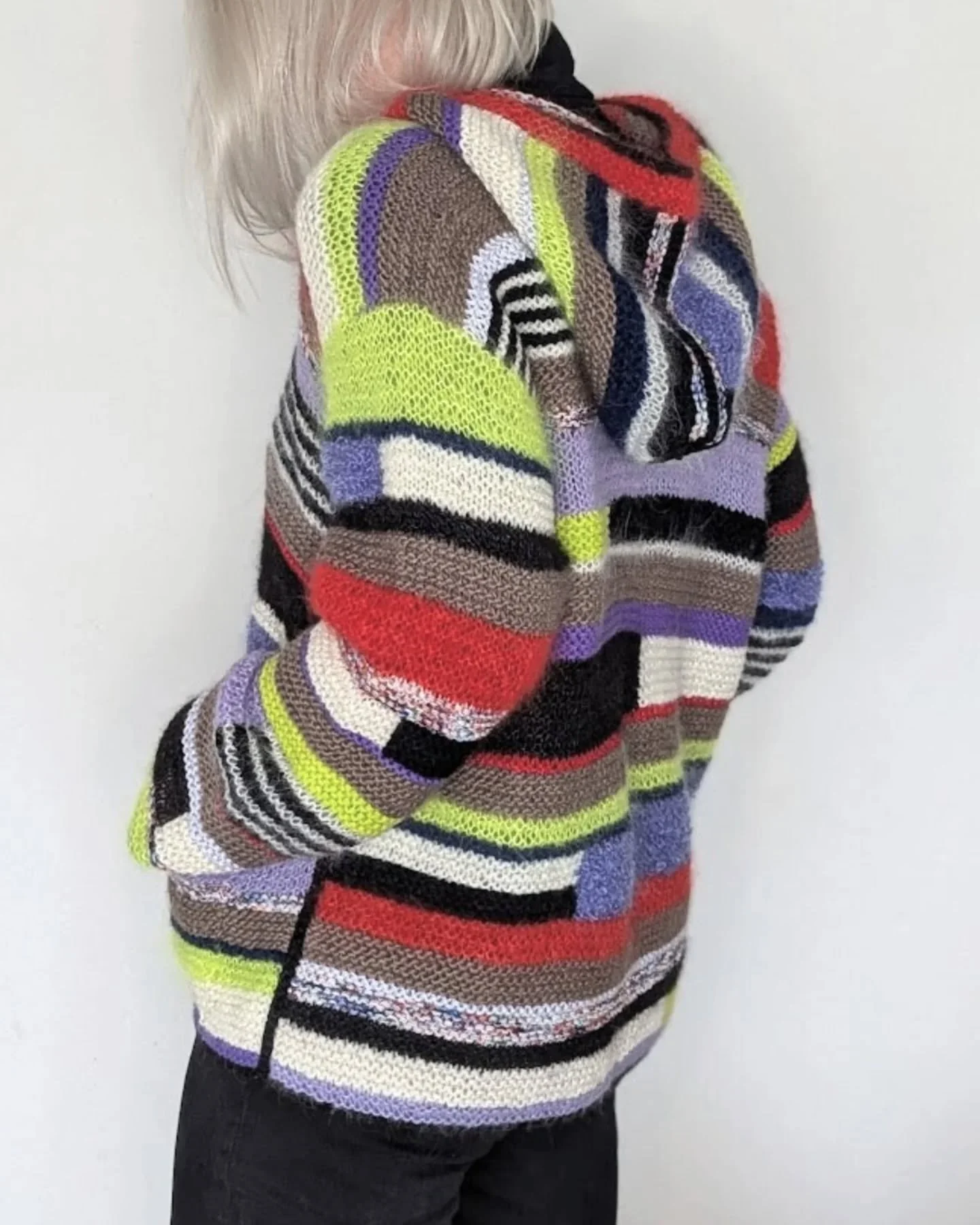 The pattern for #thelazyluxcardigan is now updated. And I have decided to make a mini-version 🖤

#notorious_knitter #knitweardesigner #knittingiscool contemporaryknitwear