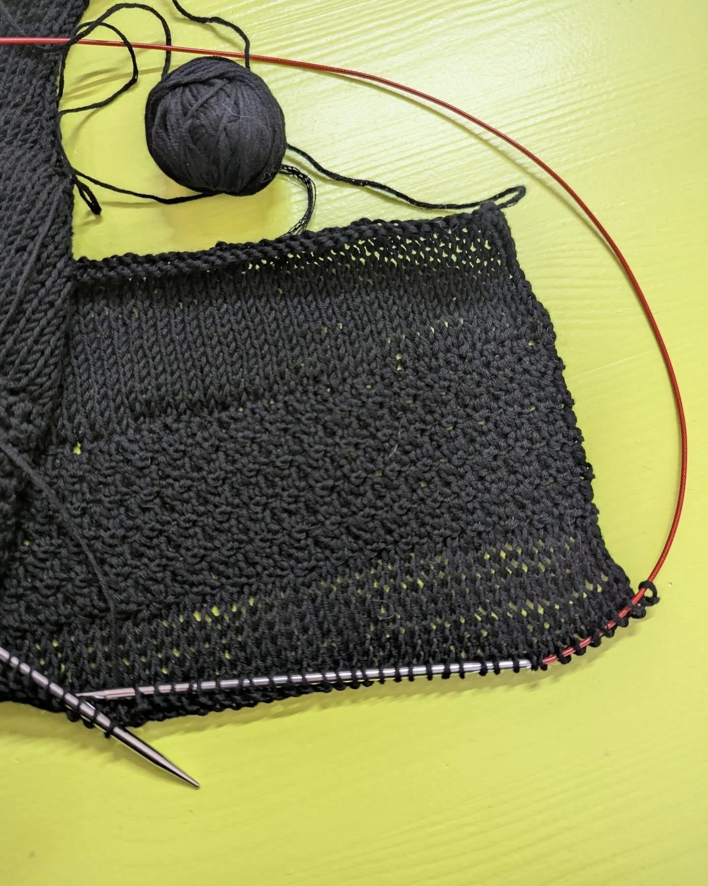 A new project on my needles. This one will be so cool! @hooked_by_anna 🖤

#notorious_knitter 
#contemporaryknitwear 
#designcollaboration 
#knitandcrochet