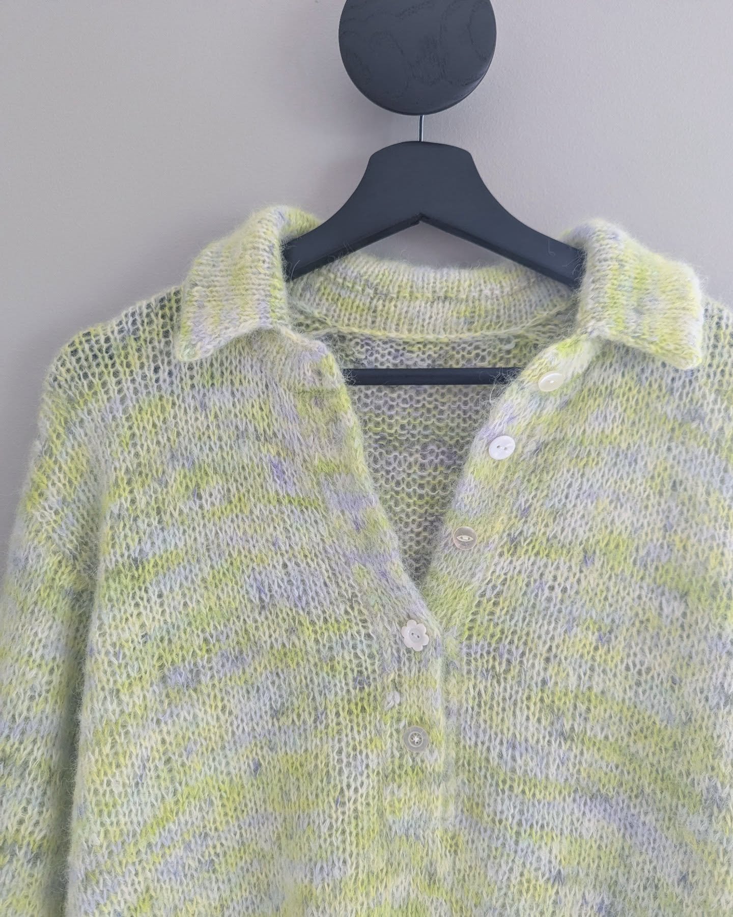 The Fluffy Polo Shirt now with buttons. 

🧶: Alpaca silke from @garnmakeriet
🔘: retro from my grandmothers treasures

#notorious_knitter 
#knitweardesigner 
#contemporaryknitwear 
#knittingiscool 
#knityourstyle