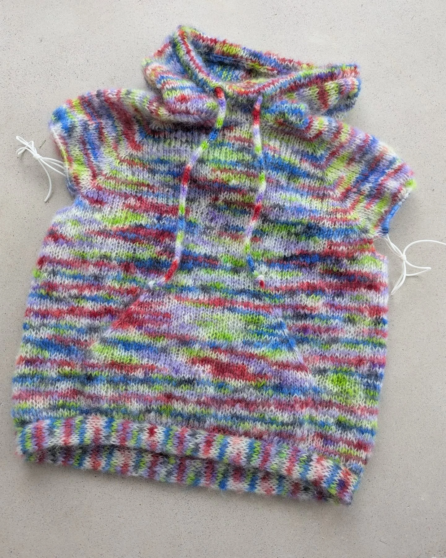 A classic hoodie in a not so classic yarn. Seriously! It's cool! It's also extremely soft and quick to knit. 

I think it will be called #thefluffyhoodie 💜

🧶: Chunky mohair from @hexkettledye 

#notorious_knitter 
#knitweardesigner 
#contemporaryk