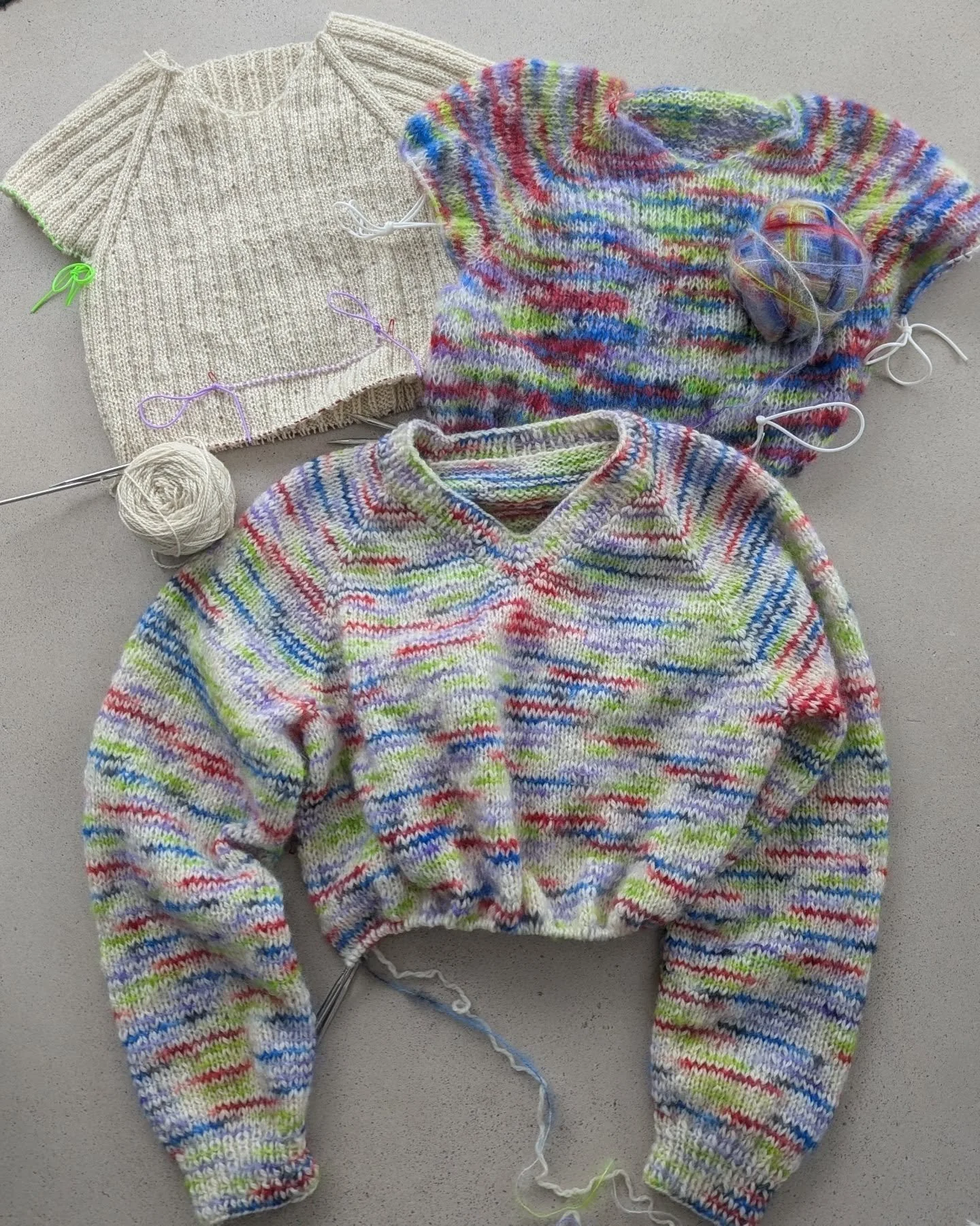 If you want to hear me talk about these projects (in Swedish) there is a new episode of "Stickesnack med @stickgaris" in a podcast app near you. 

The chunky mohair is from @hexkettledye 💜 and the un-dyed wool is from @woolbyannie 🤍 In th