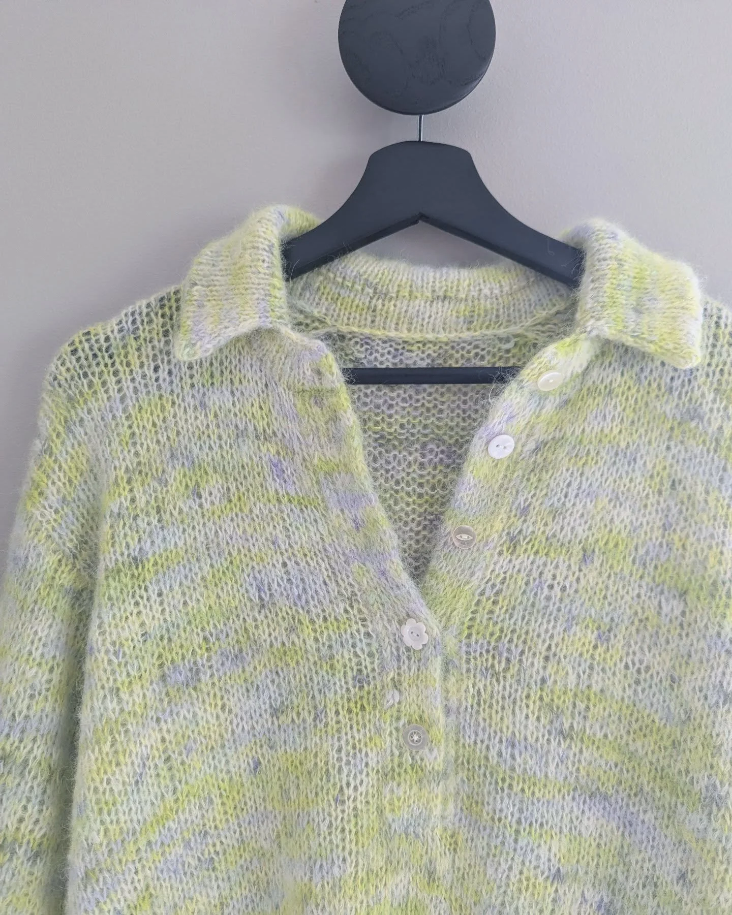 The Fluffy Polo Shirt now with buttons. 

🧶: Alpaca silke from @garnmakeriet
🔘: retro from my grandmothers treasures

#notorious_knitter 
#knitweardesigner 
#contemporaryknitwear 
#knittingiscool 
#knityourstyle