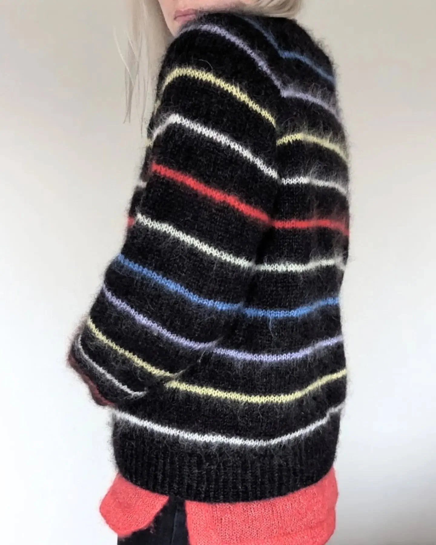 PATTERN RELEASE! 

Finally after a very long time just waiting in my studio  The Roadside Sweater is here! 

It's made with the epic un-dyed black wool I got on Gotland last summer + Bella and Ballerina chunky and it's a fluffy dream. 

I also finall