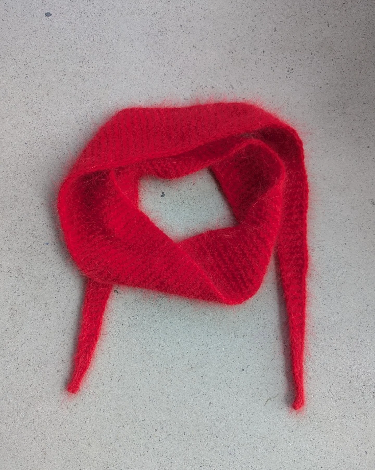 I made a little something that will be available @maruchifibres re-opening of the store on Friday. It's knit in the softest of 🐇yarn from @fonty_officiel ❤️

#notorious_knitter 
#maruchifibres 
#knittingiscool 
#knittedscarf