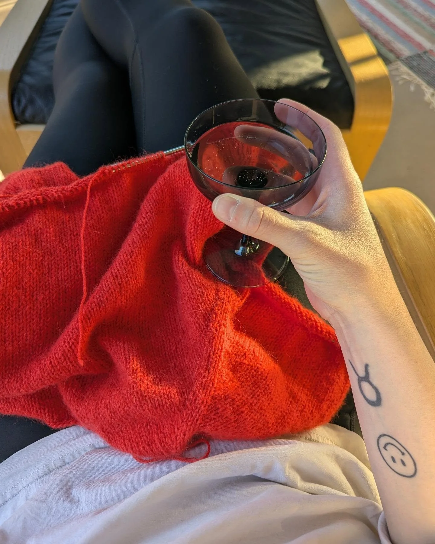 Happy friday! 🍅🥂

#notorious_knitter 
#knittedstreetwear 
#theotherhoodie 
#knityourstyle 
#knittingiscool